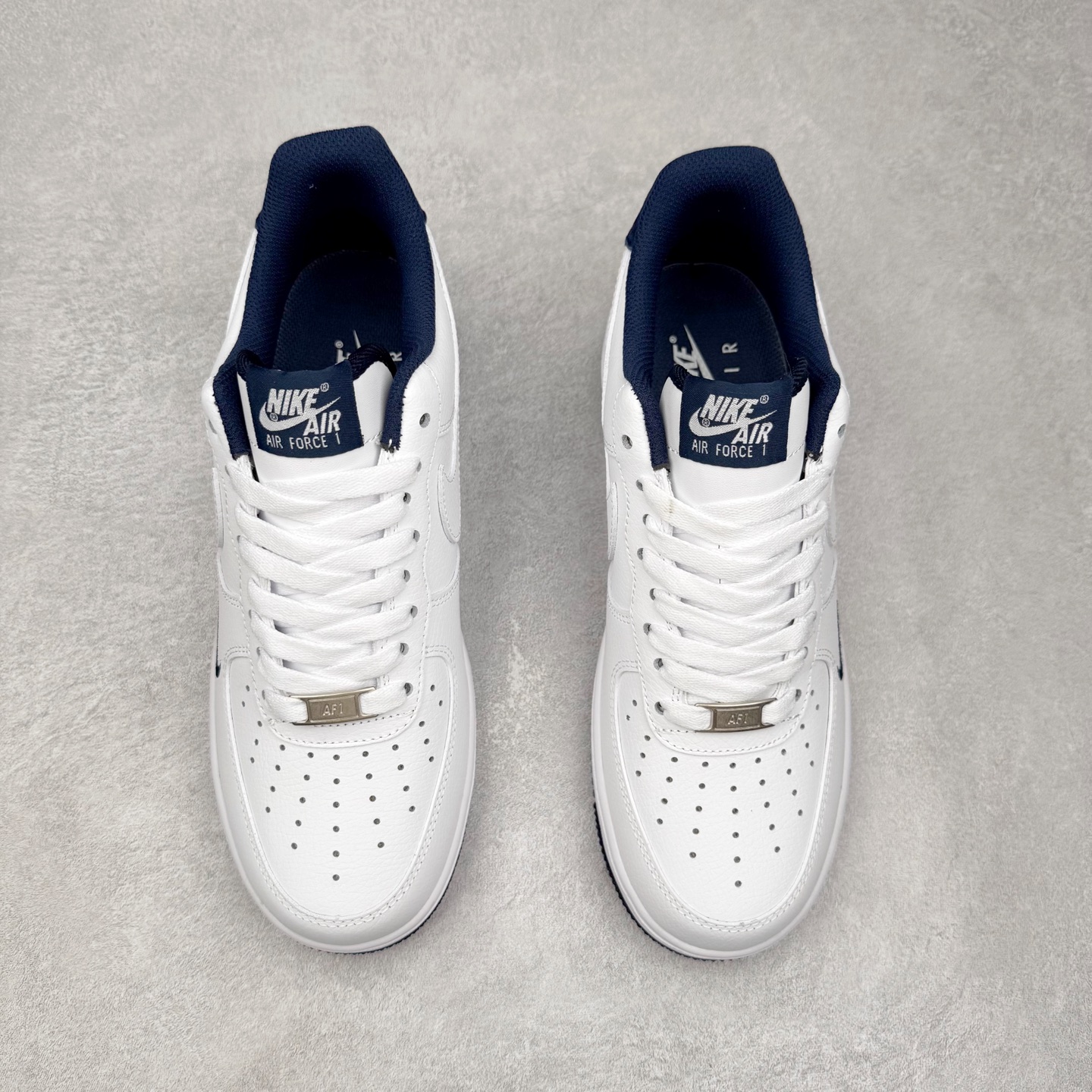 图片[2]-＃XT纯原 NK Air Force 1 Low 空军一号时尚舒适防滑耐磨低帮板鞋 ZH0316-119 顶级批次 2022全新楦头鞋型 鱼鳞大底 历时开发三个月 清洁度完美 二维码鞋标 内置芯片及solo气垫 大底高度及其弧度依照正品 钢印 logo刺绣 鞋口弧度 鞋头长度 鞋面冲孔 鞋垫背胶及钢印 完美鞋型对比正品 每一处都是细节满满 柔软、弹性十足的缓震性能和出色的中底设计 横跨复古与现代的外型结合 造就出风靡全球 三十多年的Force 1 直到今天还深受青睐 实拍调校N版已经零色差零失真 百分百还原实物色彩所见即所得 不存在货不对板色差等低级问题 选购参考实物拍摄 不混卖不参货 只用心做好货严格选品 承诺混一赔十 尺码：36 36.5 37.5 38 38.5 39 40 40.5 41 42 42.5 43 44 44.5 45-选品中心