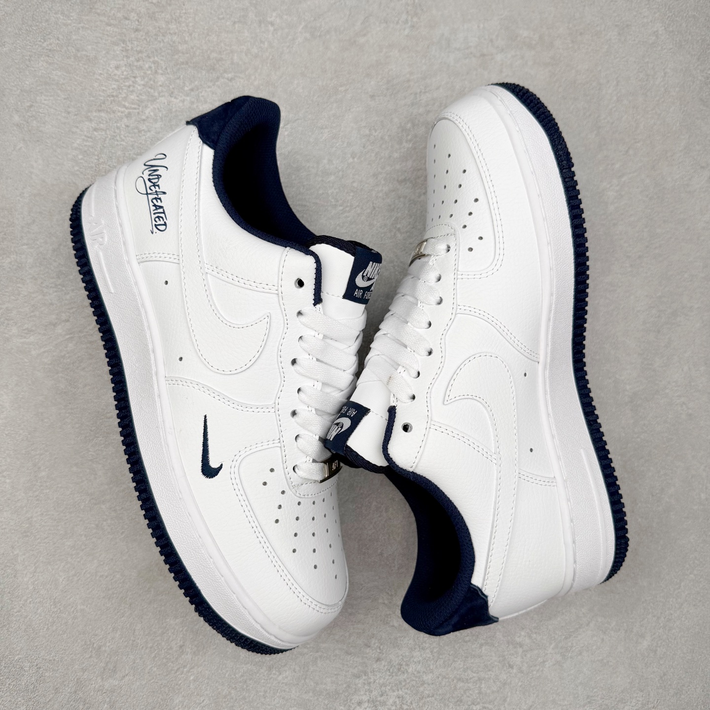 图片[3]-＃XT纯原 NK Air Force 1 Low 空军一号时尚舒适防滑耐磨低帮板鞋 ZH0316-119 顶级批次 2022全新楦头鞋型 鱼鳞大底 历时开发三个月 清洁度完美 二维码鞋标 内置芯片及solo气垫 大底高度及其弧度依照正品 钢印 logo刺绣 鞋口弧度 鞋头长度 鞋面冲孔 鞋垫背胶及钢印 完美鞋型对比正品 每一处都是细节满满 柔软、弹性十足的缓震性能和出色的中底设计 横跨复古与现代的外型结合 造就出风靡全球 三十多年的Force 1 直到今天还深受青睐 实拍调校N版已经零色差零失真 百分百还原实物色彩所见即所得 不存在货不对板色差等低级问题 选购参考实物拍摄 不混卖不参货 只用心做好货严格选品 承诺混一赔十 尺码：36 36.5 37.5 38 38.5 39 40 40.5 41 42 42.5 43 44 44.5 45-选品中心