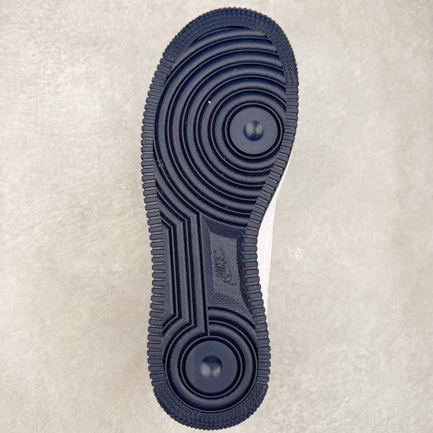 图片[9]-＃XT纯原 NK Air Force 1 Low 空军一号时尚舒适防滑耐磨低帮板鞋 ZH0316-119 顶级批次 2022全新楦头鞋型 鱼鳞大底 历时开发三个月 清洁度完美 二维码鞋标 内置芯片及solo气垫 大底高度及其弧度依照正品 钢印 logo刺绣 鞋口弧度 鞋头长度 鞋面冲孔 鞋垫背胶及钢印 完美鞋型对比正品 每一处都是细节满满 柔软、弹性十足的缓震性能和出色的中底设计 横跨复古与现代的外型结合 造就出风靡全球 三十多年的Force 1 直到今天还深受青睐 实拍调校N版已经零色差零失真 百分百还原实物色彩所见即所得 不存在货不对板色差等低级问题 选购参考实物拍摄 不混卖不参货 只用心做好货严格选品 承诺混一赔十 尺码：36 36.5 37.5 38 38.5 39 40 40.5 41 42 42.5 43 44 44.5 45-选品中心