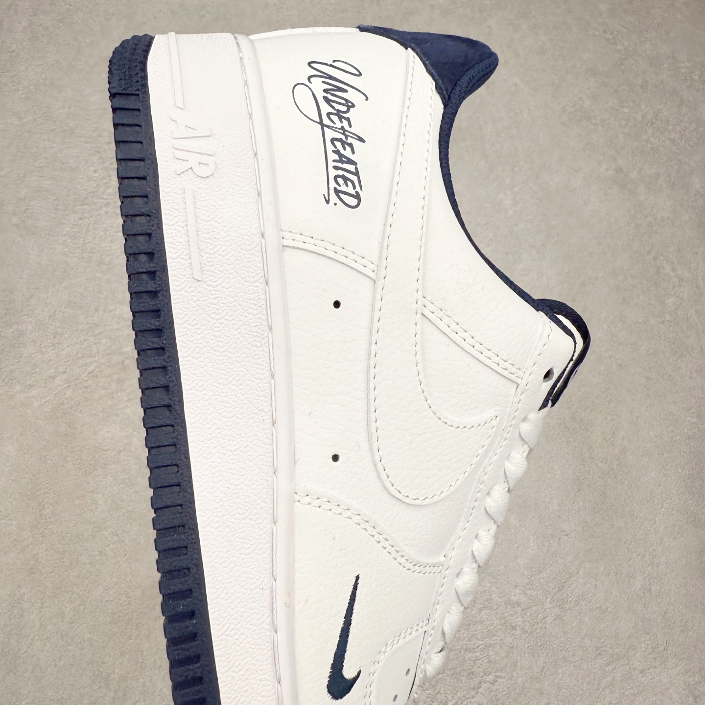 图片[6]-＃XT纯原 NK Air Force 1 Low 空军一号时尚舒适防滑耐磨低帮板鞋 ZH0316-119 顶级批次 2022全新楦头鞋型 鱼鳞大底 历时开发三个月 清洁度完美 二维码鞋标 内置芯片及solo气垫 大底高度及其弧度依照正品 钢印 logo刺绣 鞋口弧度 鞋头长度 鞋面冲孔 鞋垫背胶及钢印 完美鞋型对比正品 每一处都是细节满满 柔软、弹性十足的缓震性能和出色的中底设计 横跨复古与现代的外型结合 造就出风靡全球 三十多年的Force 1 直到今天还深受青睐 实拍调校N版已经零色差零失真 百分百还原实物色彩所见即所得 不存在货不对板色差等低级问题 选购参考实物拍摄 不混卖不参货 只用心做好货严格选品 承诺混一赔十 尺码：36 36.5 37.5 38 38.5 39 40 40.5 41 42 42.5 43 44 44.5 45-选品中心