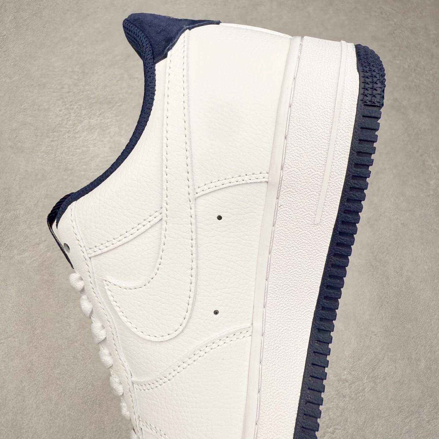 图片[7]-＃XT纯原 NK Air Force 1 Low 空军一号时尚舒适防滑耐磨低帮板鞋 ZH0316-119 顶级批次 2022全新楦头鞋型 鱼鳞大底 历时开发三个月 清洁度完美 二维码鞋标 内置芯片及solo气垫 大底高度及其弧度依照正品 钢印 logo刺绣 鞋口弧度 鞋头长度 鞋面冲孔 鞋垫背胶及钢印 完美鞋型对比正品 每一处都是细节满满 柔软、弹性十足的缓震性能和出色的中底设计 横跨复古与现代的外型结合 造就出风靡全球 三十多年的Force 1 直到今天还深受青睐 实拍调校N版已经零色差零失真 百分百还原实物色彩所见即所得 不存在货不对板色差等低级问题 选购参考实物拍摄 不混卖不参货 只用心做好货严格选品 承诺混一赔十 尺码：36 36.5 37.5 38 38.5 39 40 40.5 41 42 42.5 43 44 44.5 45-选品中心