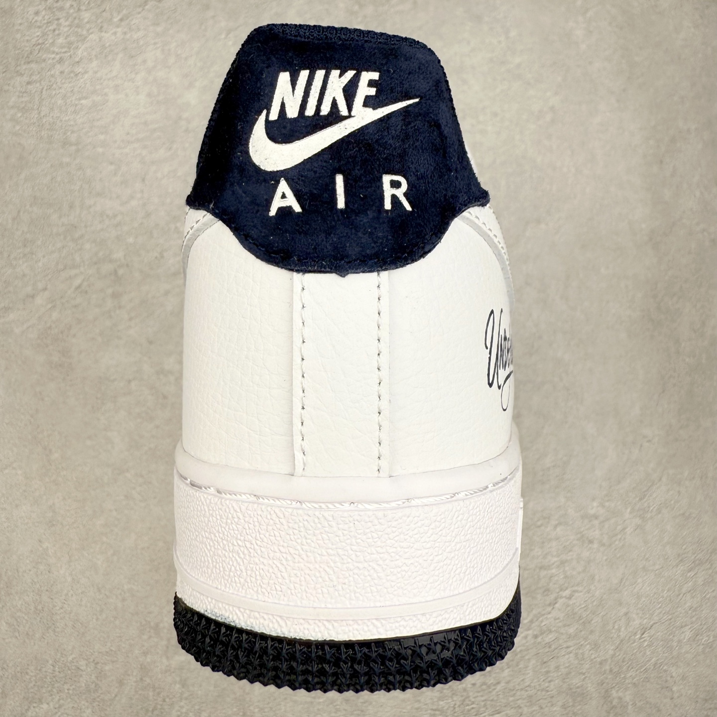 图片[8]-＃XT纯原 NK Air Force 1 Low 空军一号时尚舒适防滑耐磨低帮板鞋 ZH0316-119 顶级批次 2022全新楦头鞋型 鱼鳞大底 历时开发三个月 清洁度完美 二维码鞋标 内置芯片及solo气垫 大底高度及其弧度依照正品 钢印 logo刺绣 鞋口弧度 鞋头长度 鞋面冲孔 鞋垫背胶及钢印 完美鞋型对比正品 每一处都是细节满满 柔软、弹性十足的缓震性能和出色的中底设计 横跨复古与现代的外型结合 造就出风靡全球 三十多年的Force 1 直到今天还深受青睐 实拍调校N版已经零色差零失真 百分百还原实物色彩所见即所得 不存在货不对板色差等低级问题 选购参考实物拍摄 不混卖不参货 只用心做好货严格选品 承诺混一赔十 尺码：36 36.5 37.5 38 38.5 39 40 40.5 41 42 42.5 43 44 44.5 45-选品中心