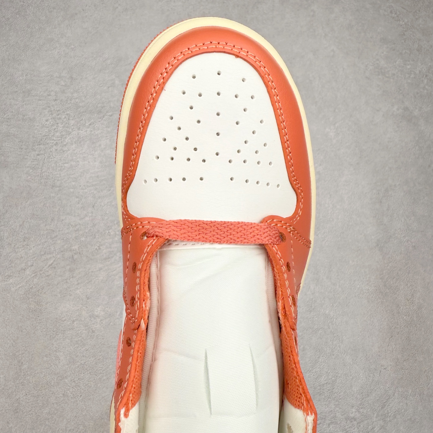 图片[4]-＃DT纯原 Air Jordan AJ1 Mid 中帮 白粉 BQ6472-180 终端优势供应 市面中低帮最具代表性版本没有之一 口碑大厂出品 品控大底版型不断改良更新 全套原纸板楦头开发 确保原汁原味 完美呈现版型 完美零毛边处理 原厂内置全掌气垫 价格定位良心 平台专用代工流水线出品 一眼公司既视感 拿到手的一瞬间就与众不同 碾压市面所有版本 全部原鞋开发 每一个配色都会采购原鞋确认细节 打破市面看图做货无好货之说 尺码：35.5 36 36.5 37.5 38 38.5 39 40 40.5 41 42 42.5 43 44 44.5 45 46-选品中心