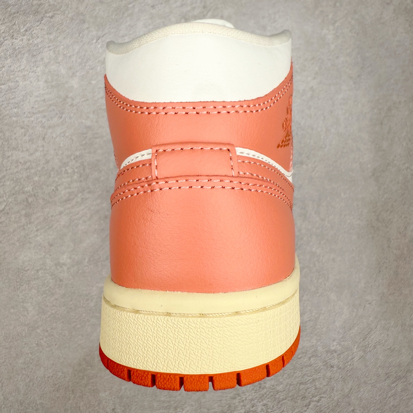 图片[8]-＃DT纯原 Air Jordan AJ1 Mid 中帮 白粉 BQ6472-180 终端优势供应 市面中低帮最具代表性版本没有之一 口碑大厂出品 品控大底版型不断改良更新 全套原纸板楦头开发 确保原汁原味 完美呈现版型 完美零毛边处理 原厂内置全掌气垫 价格定位良心 平台专用代工流水线出品 一眼公司既视感 拿到手的一瞬间就与众不同 碾压市面所有版本 全部原鞋开发 每一个配色都会采购原鞋确认细节 打破市面看图做货无好货之说 尺码：35.5 36 36.5 37.5 38 38.5 39 40 40.5 41 42 42.5 43 44 44.5 45 46-选品中心