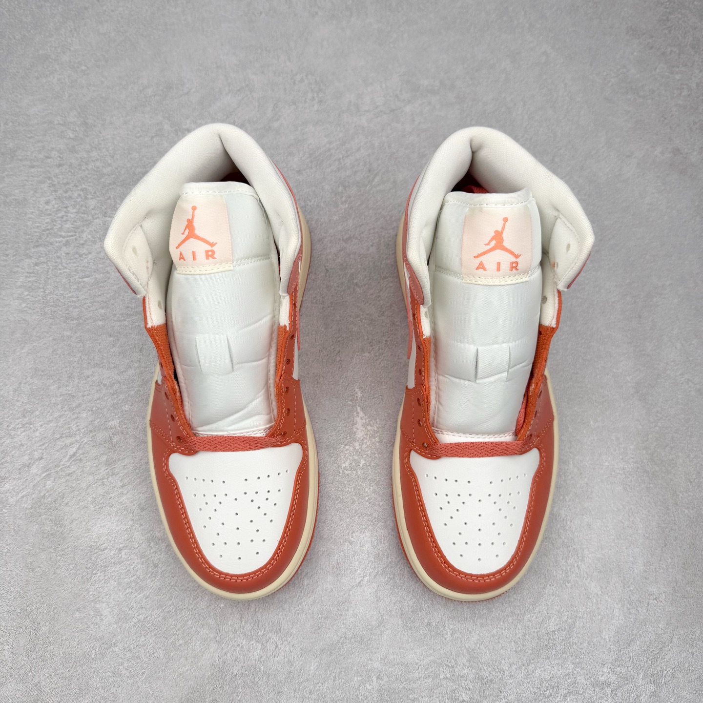 图片[2]-＃DT纯原 Air Jordan AJ1 Mid 中帮 白粉 BQ6472-180 终端优势供应 市面中低帮最具代表性版本没有之一 口碑大厂出品 品控大底版型不断改良更新 全套原纸板楦头开发 确保原汁原味 完美呈现版型 完美零毛边处理 原厂内置全掌气垫 价格定位良心 平台专用代工流水线出品 一眼公司既视感 拿到手的一瞬间就与众不同 碾压市面所有版本 全部原鞋开发 每一个配色都会采购原鞋确认细节 打破市面看图做货无好货之说 尺码：35.5 36 36.5 37.5 38 38.5 39 40 40.5 41 42 42.5 43 44 44.5 45 46-选品中心