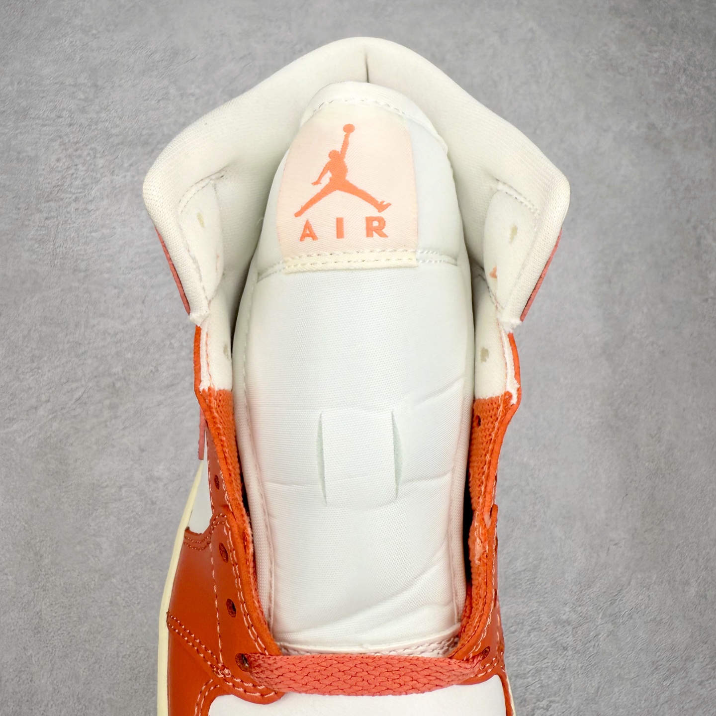 图片[5]-＃DT纯原 Air Jordan AJ1 Mid 中帮 白粉 BQ6472-180 终端优势供应 市面中低帮最具代表性版本没有之一 口碑大厂出品 品控大底版型不断改良更新 全套原纸板楦头开发 确保原汁原味 完美呈现版型 完美零毛边处理 原厂内置全掌气垫 价格定位良心 平台专用代工流水线出品 一眼公司既视感 拿到手的一瞬间就与众不同 碾压市面所有版本 全部原鞋开发 每一个配色都会采购原鞋确认细节 打破市面看图做货无好货之说 尺码：35.5 36 36.5 37.5 38 38.5 39 40 40.5 41 42 42.5 43 44 44.5 45 46-选品中心