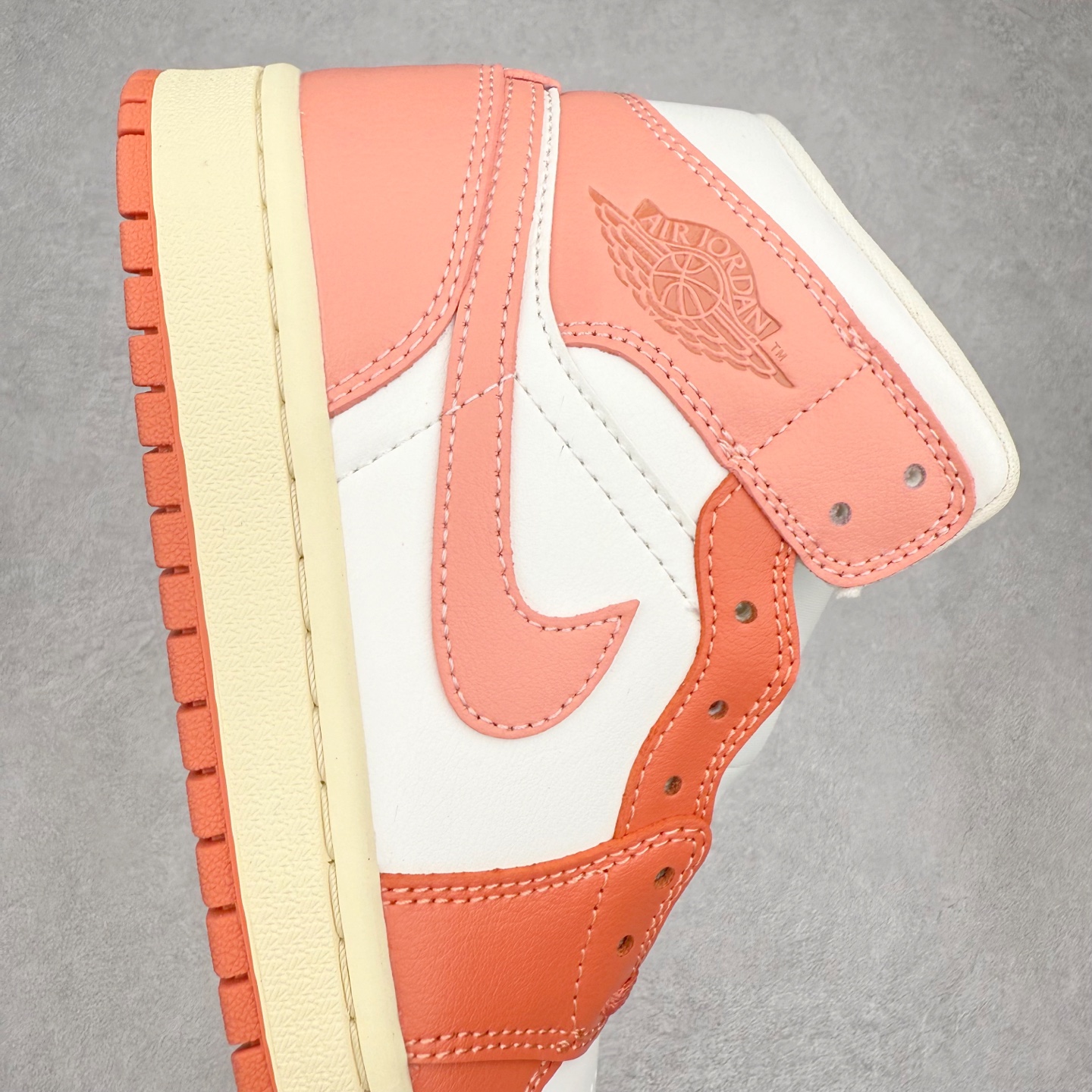 图片[6]-＃DT纯原 Air Jordan AJ1 Mid 中帮 白粉 BQ6472-180 终端优势供应 市面中低帮最具代表性版本没有之一 口碑大厂出品 品控大底版型不断改良更新 全套原纸板楦头开发 确保原汁原味 完美呈现版型 完美零毛边处理 原厂内置全掌气垫 价格定位良心 平台专用代工流水线出品 一眼公司既视感 拿到手的一瞬间就与众不同 碾压市面所有版本 全部原鞋开发 每一个配色都会采购原鞋确认细节 打破市面看图做货无好货之说 尺码：35.5 36 36.5 37.5 38 38.5 39 40 40.5 41 42 42.5 43 44 44.5 45 46-选品中心