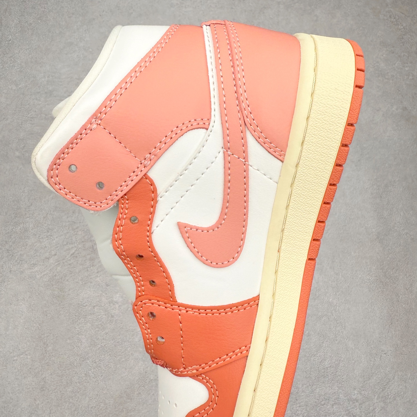 图片[7]-＃DT纯原 Air Jordan AJ1 Mid 中帮 白粉 BQ6472-180 终端优势供应 市面中低帮最具代表性版本没有之一 口碑大厂出品 品控大底版型不断改良更新 全套原纸板楦头开发 确保原汁原味 完美呈现版型 完美零毛边处理 原厂内置全掌气垫 价格定位良心 平台专用代工流水线出品 一眼公司既视感 拿到手的一瞬间就与众不同 碾压市面所有版本 全部原鞋开发 每一个配色都会采购原鞋确认细节 打破市面看图做货无好货之说 尺码：35.5 36 36.5 37.5 38 38.5 39 40 40.5 41 42 42.5 43 44 44.5 45 46-选品中心