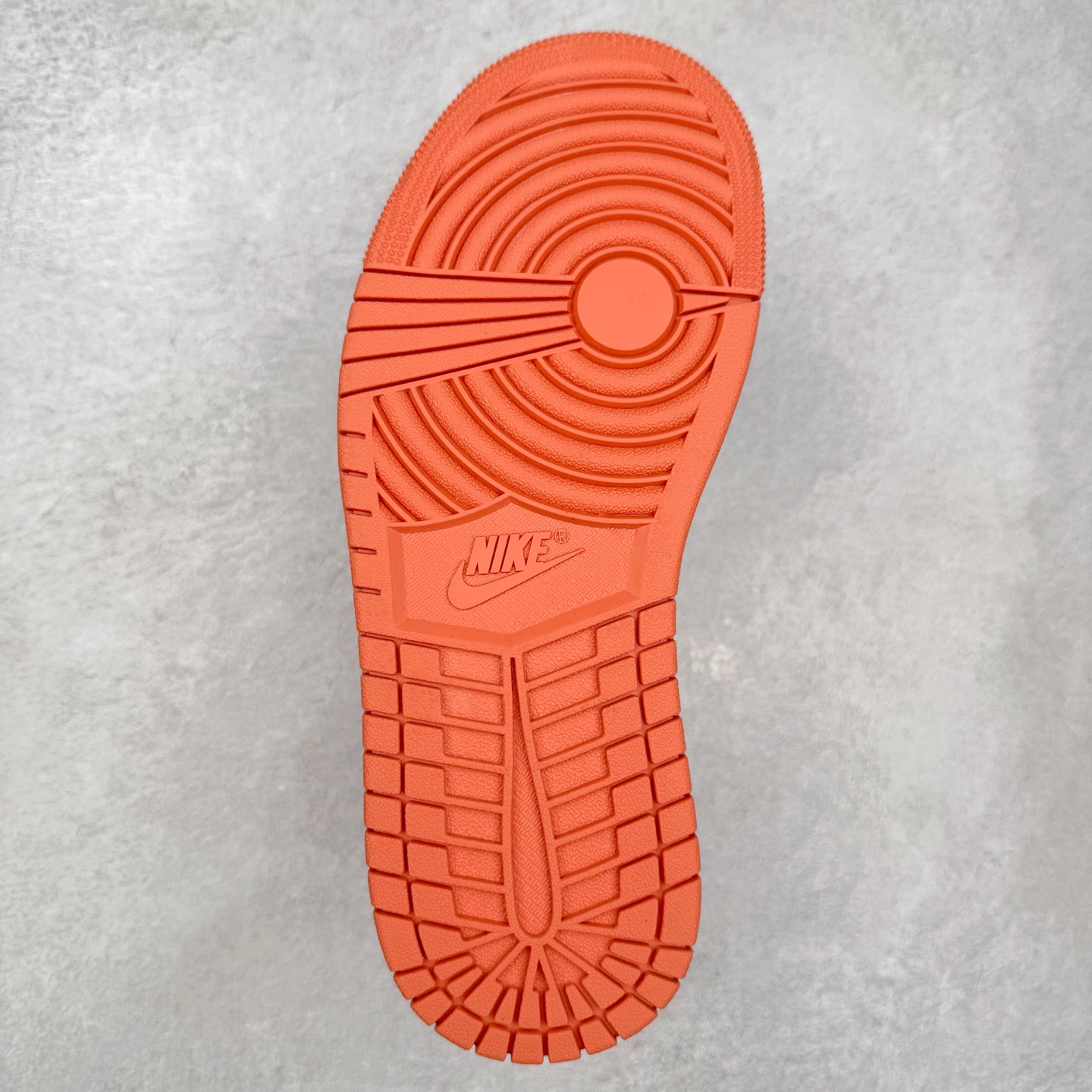 图片[9]-＃DT纯原 Air Jordan AJ1 Mid 中帮 白粉 BQ6472-180 终端优势供应 市面中低帮最具代表性版本没有之一 口碑大厂出品 品控大底版型不断改良更新 全套原纸板楦头开发 确保原汁原味 完美呈现版型 完美零毛边处理 原厂内置全掌气垫 价格定位良心 平台专用代工流水线出品 一眼公司既视感 拿到手的一瞬间就与众不同 碾压市面所有版本 全部原鞋开发 每一个配色都会采购原鞋确认细节 打破市面看图做货无好货之说 尺码：35.5 36 36.5 37.5 38 38.5 39 40 40.5 41 42 42.5 43 44 44.5 45 46-选品中心