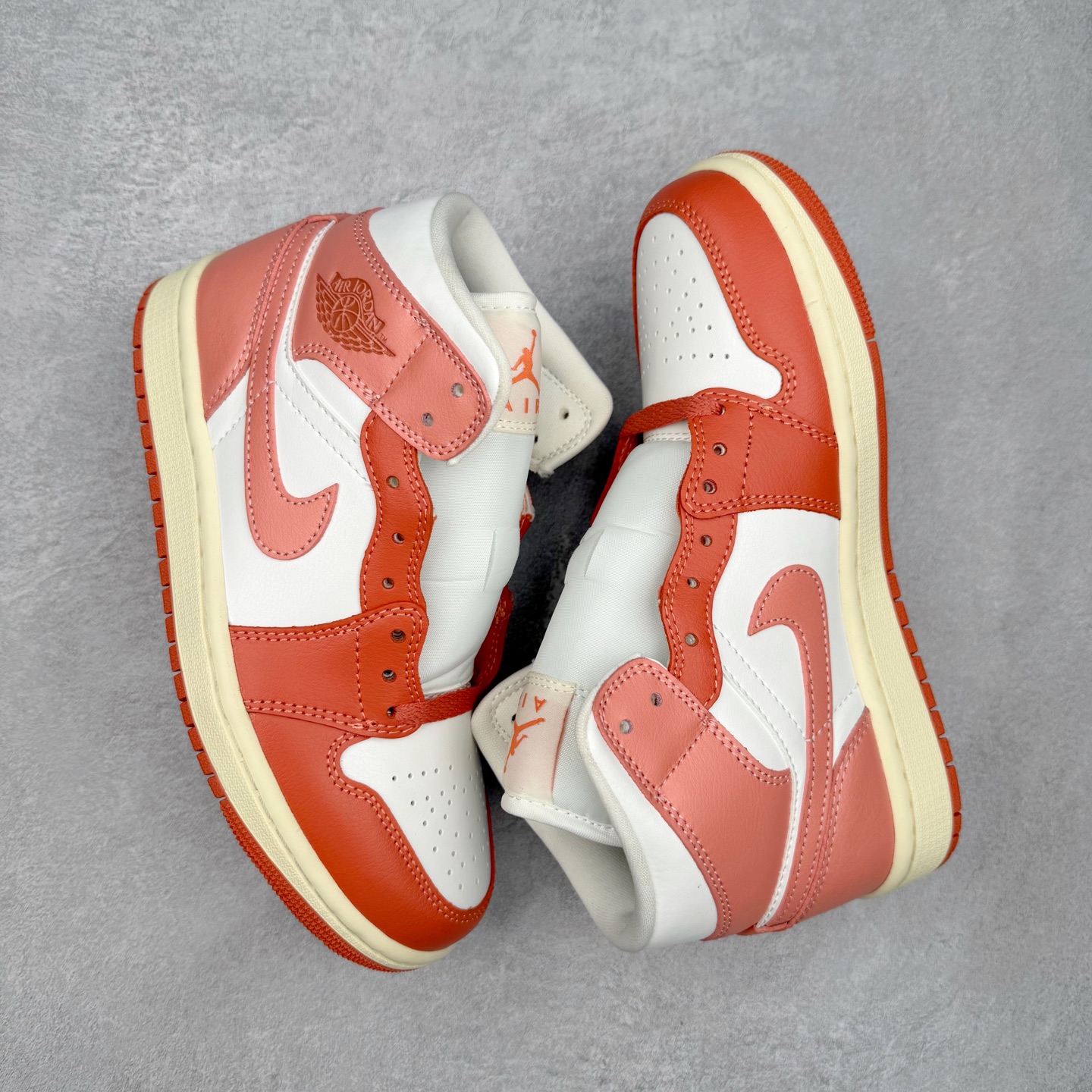 图片[3]-＃DT纯原 Air Jordan AJ1 Mid 中帮 白粉 BQ6472-180 终端优势供应 市面中低帮最具代表性版本没有之一 口碑大厂出品 品控大底版型不断改良更新 全套原纸板楦头开发 确保原汁原味 完美呈现版型 完美零毛边处理 原厂内置全掌气垫 价格定位良心 平台专用代工流水线出品 一眼公司既视感 拿到手的一瞬间就与众不同 碾压市面所有版本 全部原鞋开发 每一个配色都会采购原鞋确认细节 打破市面看图做货无好货之说 尺码：35.5 36 36.5 37.5 38 38.5 39 40 40.5 41 42 42.5 43 44 44.5 45 46-选品中心