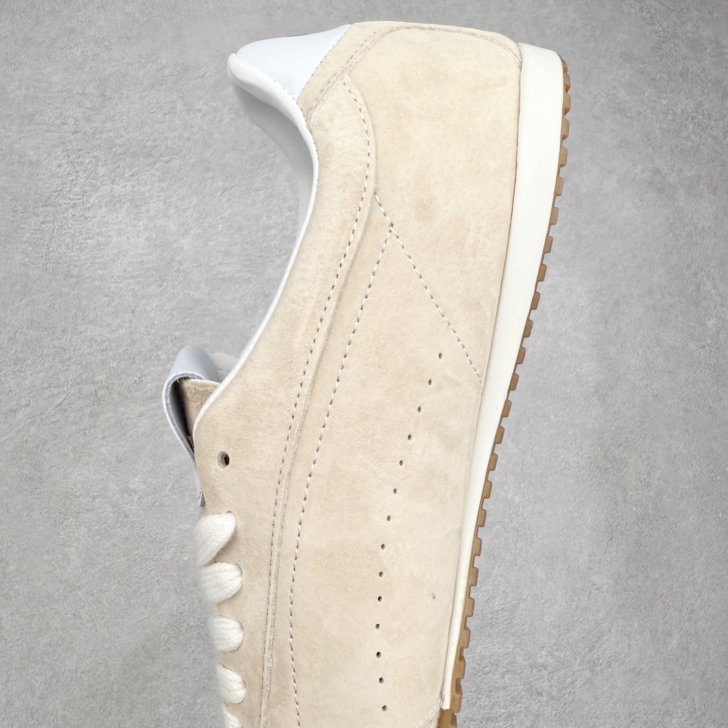 图片[7]-Alo yoga Sunset 舒适生活休闲鞋 男女同款 品牌故事Alo Yoga于2007年创立于洛杉矶，意在传播有意识的运动，同时激发人们的健康识与创造力。品牌的核心理念在于制作能够带来完美体验的瑜伽服饰与功能性单品，让有意识的运动融入并改变生活。Alo Yoga将其设计延伸到日常服饰概念，坚持不懈地捕捉当代时尚潮流，将品牌的运动美学理念、精致前卫的设计与舒适功能面料完美结合。与此同时，Alo Yoga的设计受到了时尚界人士与名人们的追捧，Talor Swift、Kendall Jenner等街拍照片中都曾出现品牌不同单品的身影。实拍调校N版已经零色差零失真 百分百还原实物色彩所见即所得 不存在货不对板色差等低级问题 选购参考实物拍摄 不混卖不参货 只用心做好货严格选品 承诺混一赔十 尺码：36 36.5 37.5 38 38.5 39 40 40.5 41 42 42.5 43 44 44.5 45-选品中心