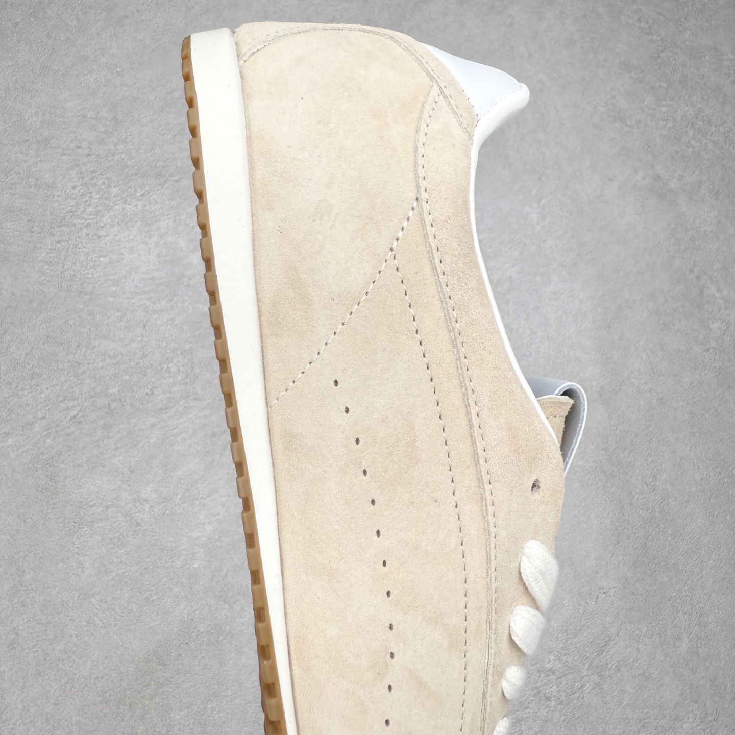 图片[6]-Alo yoga Sunset 舒适生活休闲鞋 男女同款 品牌故事Alo Yoga于2007年创立于洛杉矶，意在传播有意识的运动，同时激发人们的健康识与创造力。品牌的核心理念在于制作能够带来完美体验的瑜伽服饰与功能性单品，让有意识的运动融入并改变生活。Alo Yoga将其设计延伸到日常服饰概念，坚持不懈地捕捉当代时尚潮流，将品牌的运动美学理念、精致前卫的设计与舒适功能面料完美结合。与此同时，Alo Yoga的设计受到了时尚界人士与名人们的追捧，Talor Swift、Kendall Jenner等街拍照片中都曾出现品牌不同单品的身影。实拍调校N版已经零色差零失真 百分百还原实物色彩所见即所得 不存在货不对板色差等低级问题 选购参考实物拍摄 不混卖不参货 只用心做好货严格选品 承诺混一赔十 尺码：36 36.5 37.5 38 38.5 39 40 40.5 41 42 42.5 43 44 44.5 45-选品中心