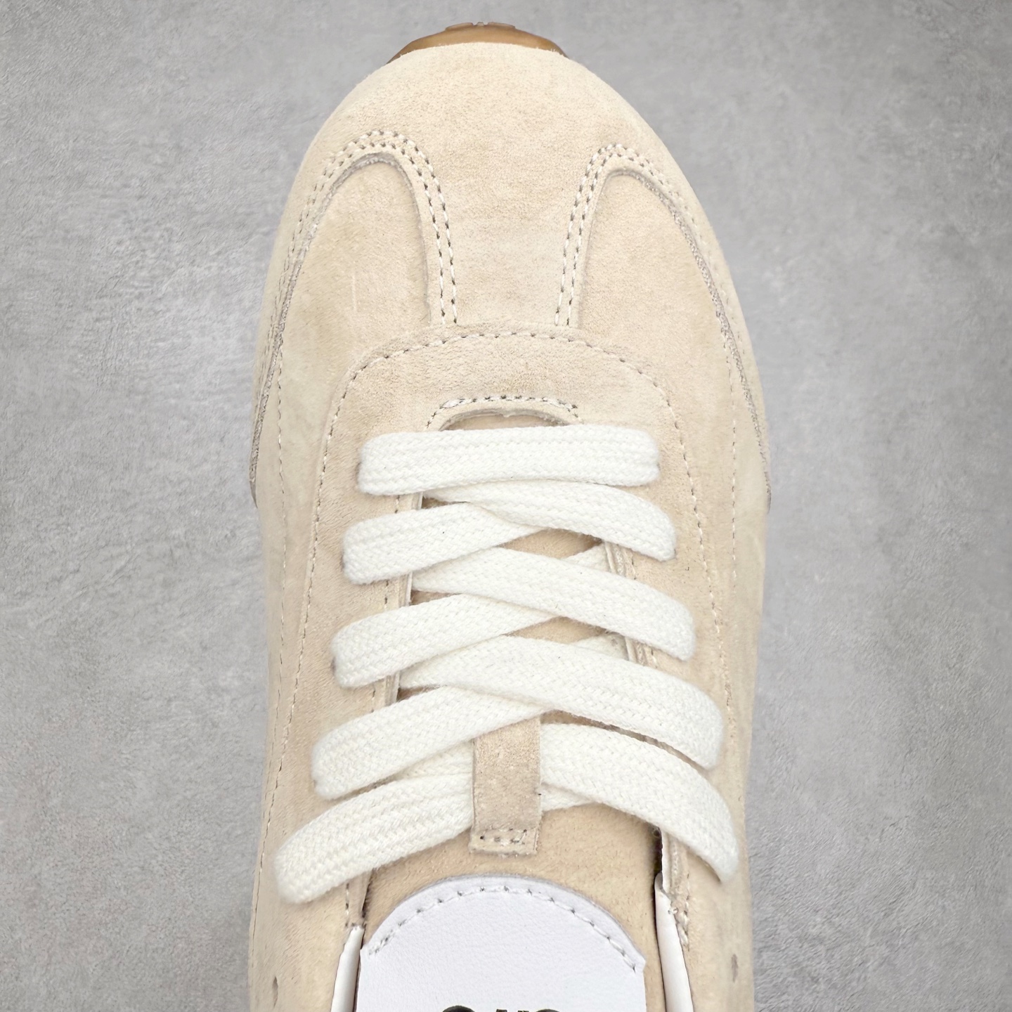 图片[4]-Alo yoga Sunset 舒适生活休闲鞋 男女同款 品牌故事Alo Yoga于2007年创立于洛杉矶，意在传播有意识的运动，同时激发人们的健康识与创造力。品牌的核心理念在于制作能够带来完美体验的瑜伽服饰与功能性单品，让有意识的运动融入并改变生活。Alo Yoga将其设计延伸到日常服饰概念，坚持不懈地捕捉当代时尚潮流，将品牌的运动美学理念、精致前卫的设计与舒适功能面料完美结合。与此同时，Alo Yoga的设计受到了时尚界人士与名人们的追捧，Talor Swift、Kendall Jenner等街拍照片中都曾出现品牌不同单品的身影。实拍调校N版已经零色差零失真 百分百还原实物色彩所见即所得 不存在货不对板色差等低级问题 选购参考实物拍摄 不混卖不参货 只用心做好货严格选品 承诺混一赔十 尺码：36 36.5 37.5 38 38.5 39 40 40.5 41 42 42.5 43 44 44.5 45-选品中心