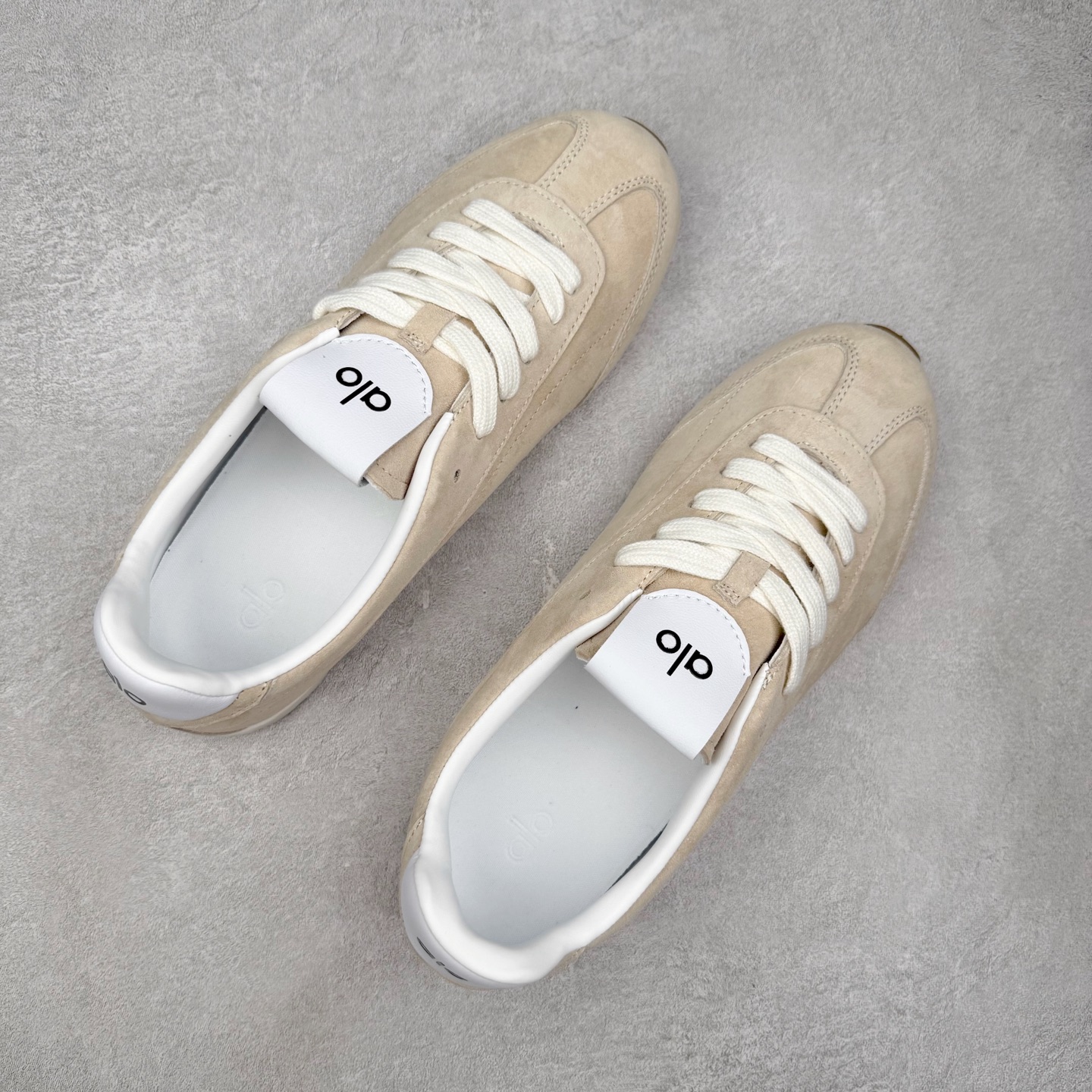 图片[3]-Alo yoga Sunset 舒适生活休闲鞋 男女同款 品牌故事Alo Yoga于2007年创立于洛杉矶，意在传播有意识的运动，同时激发人们的健康识与创造力。品牌的核心理念在于制作能够带来完美体验的瑜伽服饰与功能性单品，让有意识的运动融入并改变生活。Alo Yoga将其设计延伸到日常服饰概念，坚持不懈地捕捉当代时尚潮流，将品牌的运动美学理念、精致前卫的设计与舒适功能面料完美结合。与此同时，Alo Yoga的设计受到了时尚界人士与名人们的追捧，Talor Swift、Kendall Jenner等街拍照片中都曾出现品牌不同单品的身影。实拍调校N版已经零色差零失真 百分百还原实物色彩所见即所得 不存在货不对板色差等低级问题 选购参考实物拍摄 不混卖不参货 只用心做好货严格选品 承诺混一赔十 尺码：36 36.5 37.5 38 38.5 39 40 40.5 41 42 42.5 43 44 44.5 45-选品中心