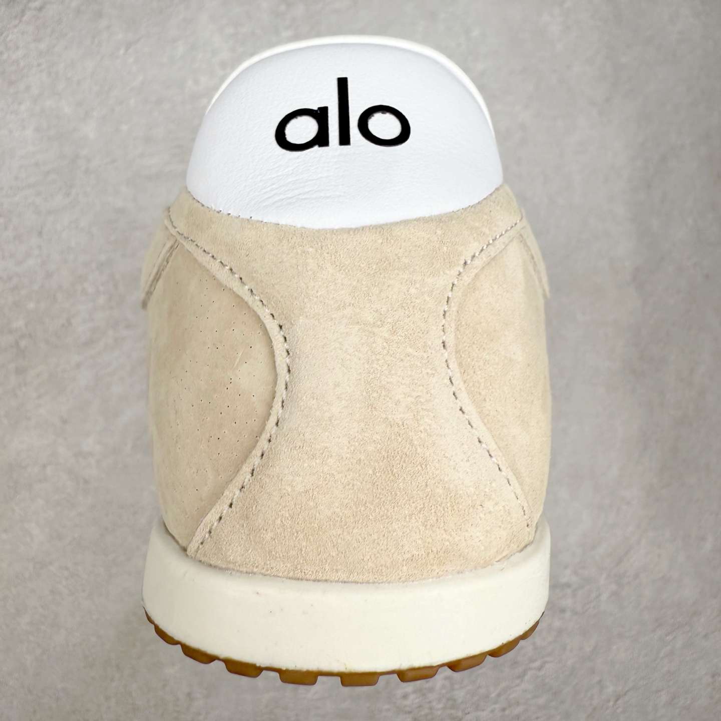 图片[8]-Alo yoga Sunset 舒适生活休闲鞋 男女同款 品牌故事Alo Yoga于2007年创立于洛杉矶，意在传播有意识的运动，同时激发人们的健康识与创造力。品牌的核心理念在于制作能够带来完美体验的瑜伽服饰与功能性单品，让有意识的运动融入并改变生活。Alo Yoga将其设计延伸到日常服饰概念，坚持不懈地捕捉当代时尚潮流，将品牌的运动美学理念、精致前卫的设计与舒适功能面料完美结合。与此同时，Alo Yoga的设计受到了时尚界人士与名人们的追捧，Talor Swift、Kendall Jenner等街拍照片中都曾出现品牌不同单品的身影。实拍调校N版已经零色差零失真 百分百还原实物色彩所见即所得 不存在货不对板色差等低级问题 选购参考实物拍摄 不混卖不参货 只用心做好货严格选品 承诺混一赔十 尺码：36 36.5 37.5 38 38.5 39 40 40.5 41 42 42.5 43 44 44.5 45-选品中心