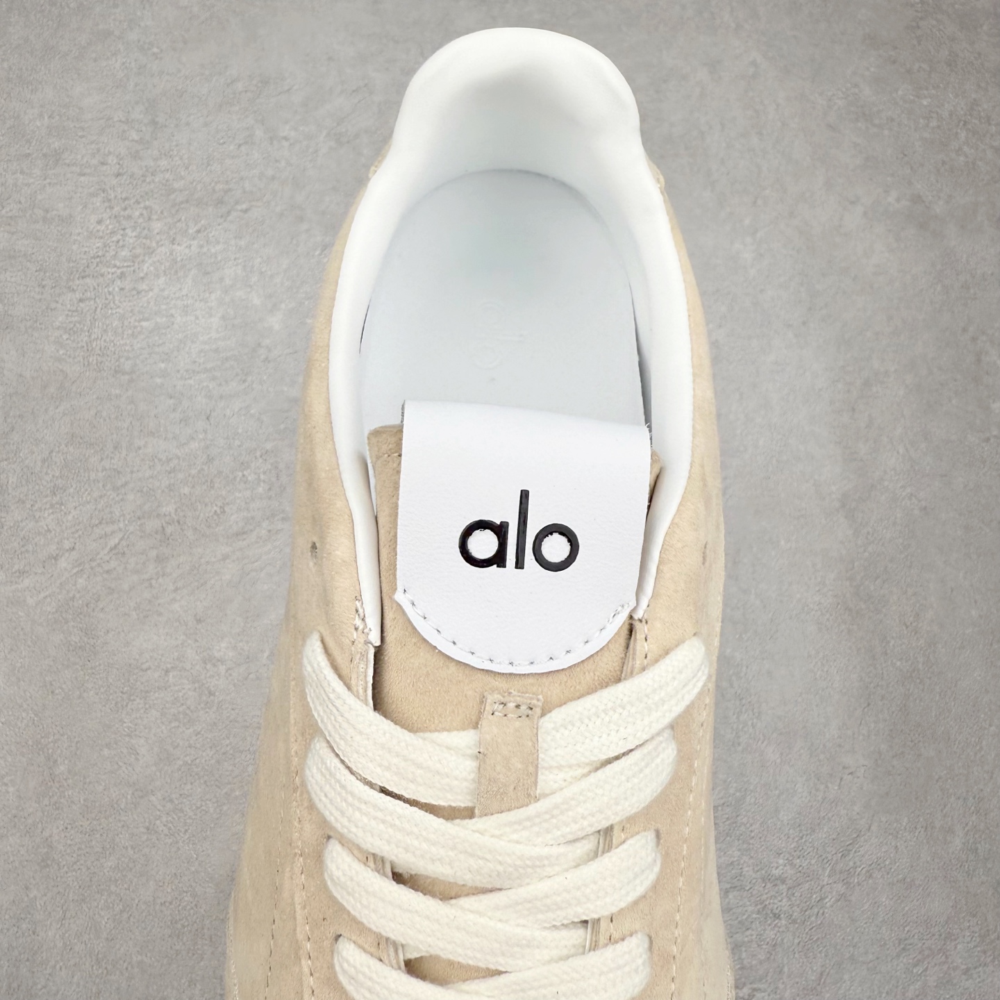 图片[5]-Alo yoga Sunset 舒适生活休闲鞋 男女同款 品牌故事Alo Yoga于2007年创立于洛杉矶，意在传播有意识的运动，同时激发人们的健康识与创造力。品牌的核心理念在于制作能够带来完美体验的瑜伽服饰与功能性单品，让有意识的运动融入并改变生活。Alo Yoga将其设计延伸到日常服饰概念，坚持不懈地捕捉当代时尚潮流，将品牌的运动美学理念、精致前卫的设计与舒适功能面料完美结合。与此同时，Alo Yoga的设计受到了时尚界人士与名人们的追捧，Talor Swift、Kendall Jenner等街拍照片中都曾出现品牌不同单品的身影。实拍调校N版已经零色差零失真 百分百还原实物色彩所见即所得 不存在货不对板色差等低级问题 选购参考实物拍摄 不混卖不参货 只用心做好货严格选品 承诺混一赔十 尺码：36 36.5 37.5 38 38.5 39 40 40.5 41 42 42.5 43 44 44.5 45-选品中心