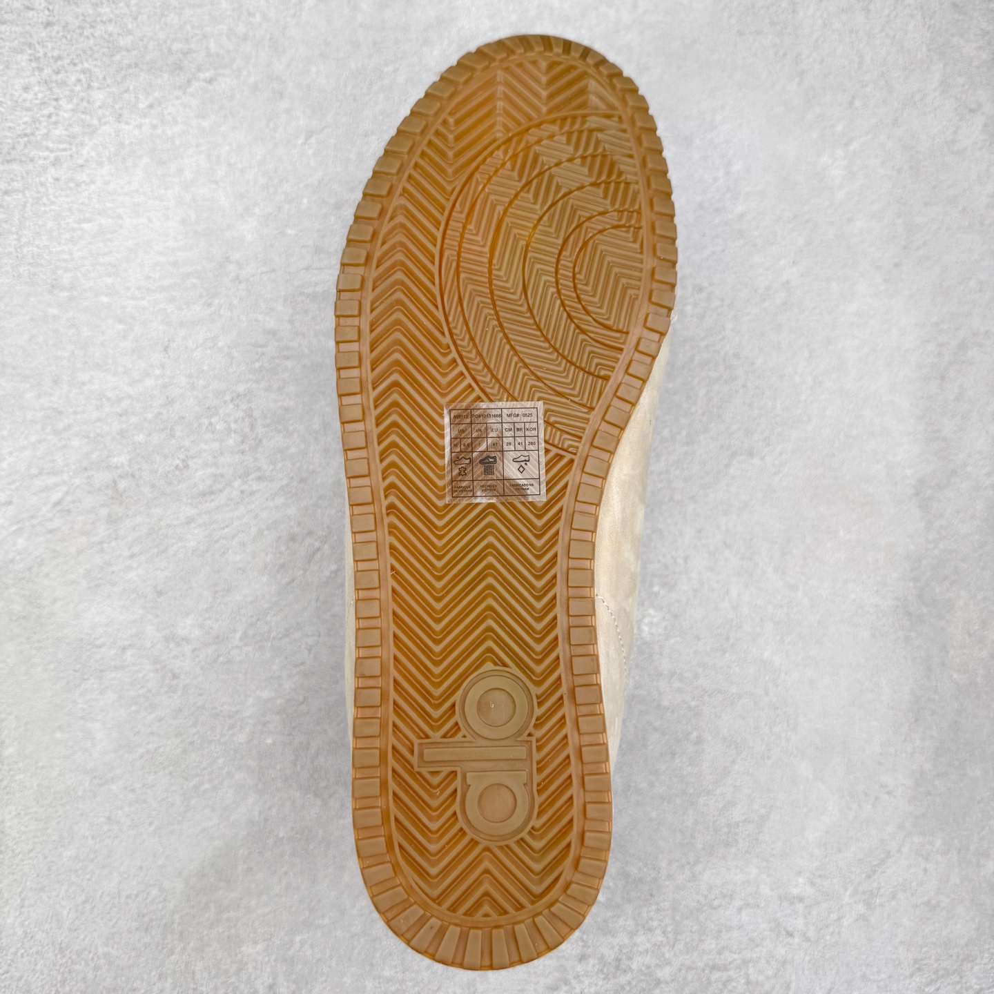 图片[9]-Alo yoga Sunset 舒适生活休闲鞋 男女同款 品牌故事Alo Yoga于2007年创立于洛杉矶，意在传播有意识的运动，同时激发人们的健康识与创造力。品牌的核心理念在于制作能够带来完美体验的瑜伽服饰与功能性单品，让有意识的运动融入并改变生活。Alo Yoga将其设计延伸到日常服饰概念，坚持不懈地捕捉当代时尚潮流，将品牌的运动美学理念、精致前卫的设计与舒适功能面料完美结合。与此同时，Alo Yoga的设计受到了时尚界人士与名人们的追捧，Talor Swift、Kendall Jenner等街拍照片中都曾出现品牌不同单品的身影。实拍调校N版已经零色差零失真 百分百还原实物色彩所见即所得 不存在货不对板色差等低级问题 选购参考实物拍摄 不混卖不参货 只用心做好货严格选品 承诺混一赔十 尺码：36 36.5 37.5 38 38.5 39 40 40.5 41 42 42.5 43 44 44.5 45-选品中心