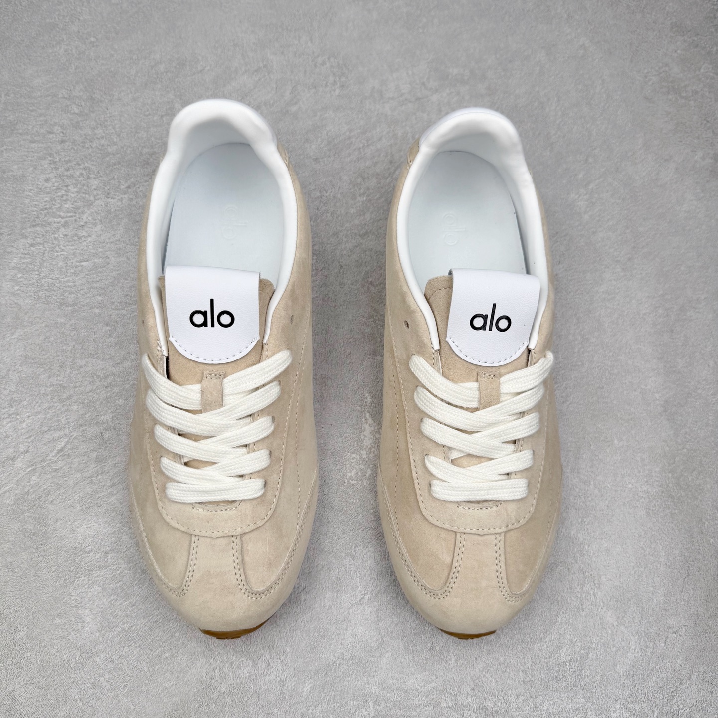 图片[2]-Alo yoga Sunset 舒适生活休闲鞋 男女同款 品牌故事Alo Yoga于2007年创立于洛杉矶，意在传播有意识的运动，同时激发人们的健康识与创造力。品牌的核心理念在于制作能够带来完美体验的瑜伽服饰与功能性单品，让有意识的运动融入并改变生活。Alo Yoga将其设计延伸到日常服饰概念，坚持不懈地捕捉当代时尚潮流，将品牌的运动美学理念、精致前卫的设计与舒适功能面料完美结合。与此同时，Alo Yoga的设计受到了时尚界人士与名人们的追捧，Talor Swift、Kendall Jenner等街拍照片中都曾出现品牌不同单品的身影。实拍调校N版已经零色差零失真 百分百还原实物色彩所见即所得 不存在货不对板色差等低级问题 选购参考实物拍摄 不混卖不参货 只用心做好货严格选品 承诺混一赔十 尺码：36 36.5 37.5 38 38.5 39 40 40.5 41 42 42.5 43 44 44.5 45-选品中心