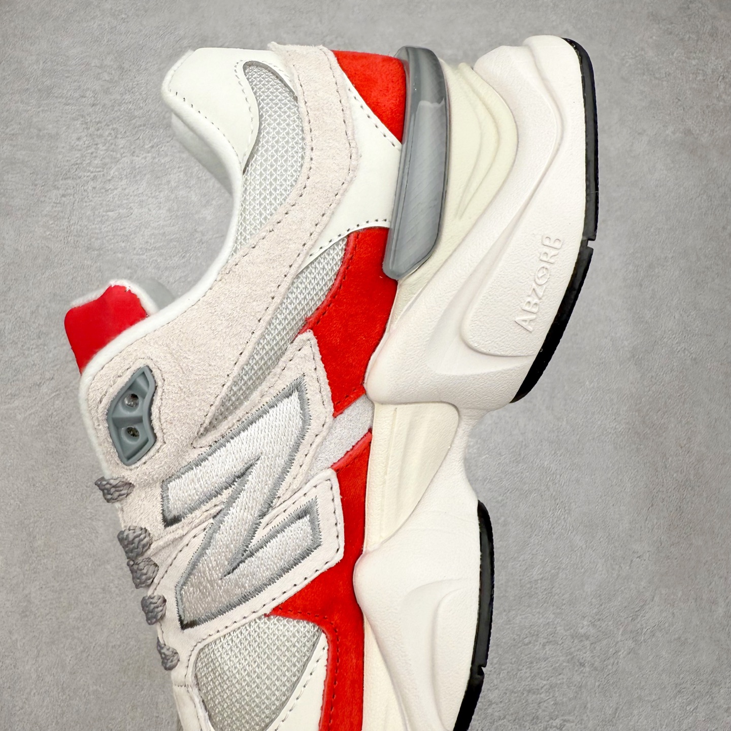 图片[7]-New Balance NB9060 复古运动鞋 新百伦又带来了新鞋型 并且是与芝加哥街头品牌 Joe Freshgoods 的联名款 鞋身主体采用了类似 990 系列的设计风格 与传统复古慢跑鞋区别不大 最大的变化就是鞋底部分 在传统设计的中底外层 增加了多个分区的模块 圆润的线条设计与我们熟悉的 New Balance 风格截然不同 但与同样充满弧形线条的鞋面搭配 看起来毫无违和感 尺码：36-45-选品中心