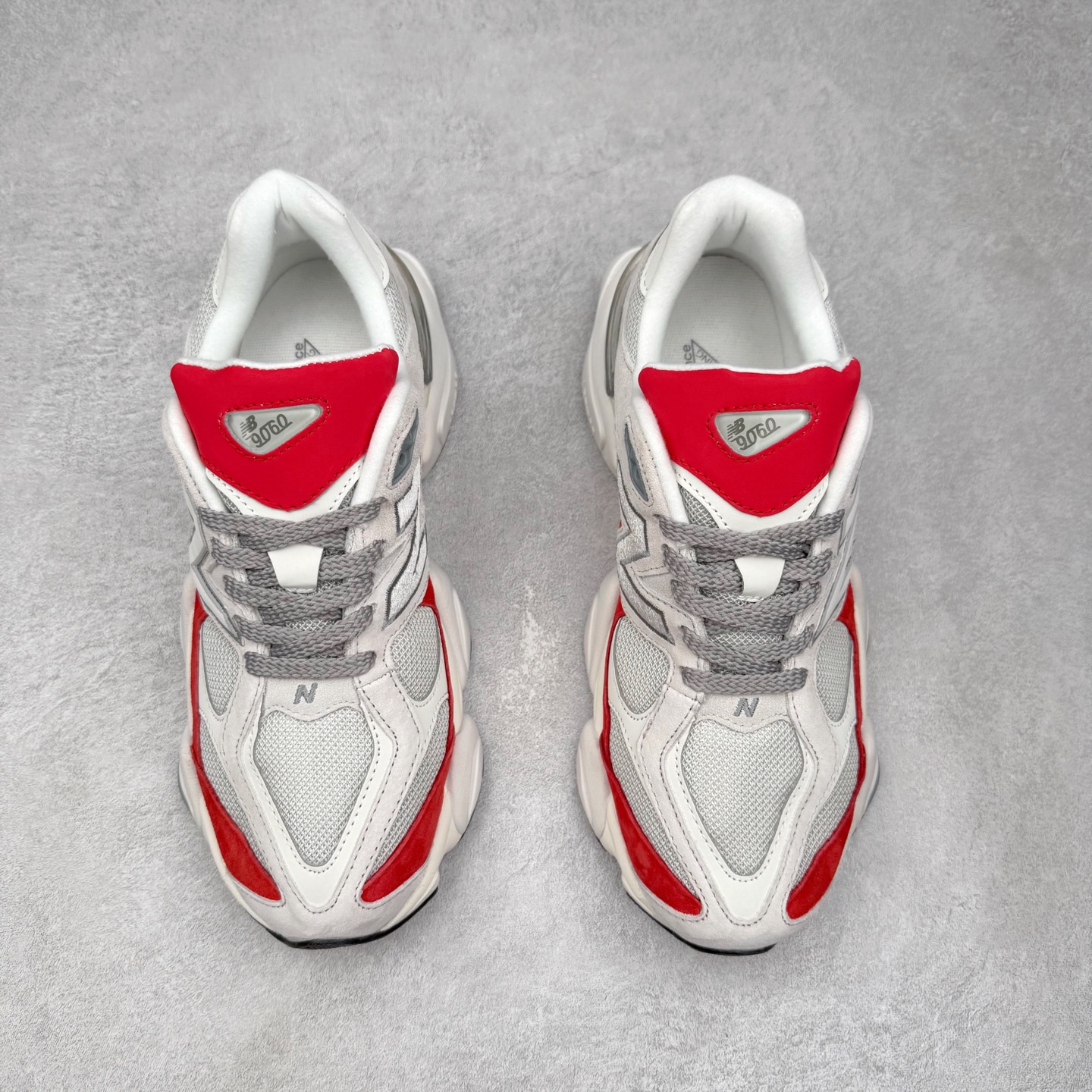 图片[2]-New Balance NB9060 复古运动鞋 新百伦又带来了新鞋型 并且是与芝加哥街头品牌 Joe Freshgoods 的联名款 鞋身主体采用了类似 990 系列的设计风格 与传统复古慢跑鞋区别不大 最大的变化就是鞋底部分 在传统设计的中底外层 增加了多个分区的模块 圆润的线条设计与我们熟悉的 New Balance 风格截然不同 但与同样充满弧形线条的鞋面搭配 看起来毫无违和感 尺码：36-45-选品中心