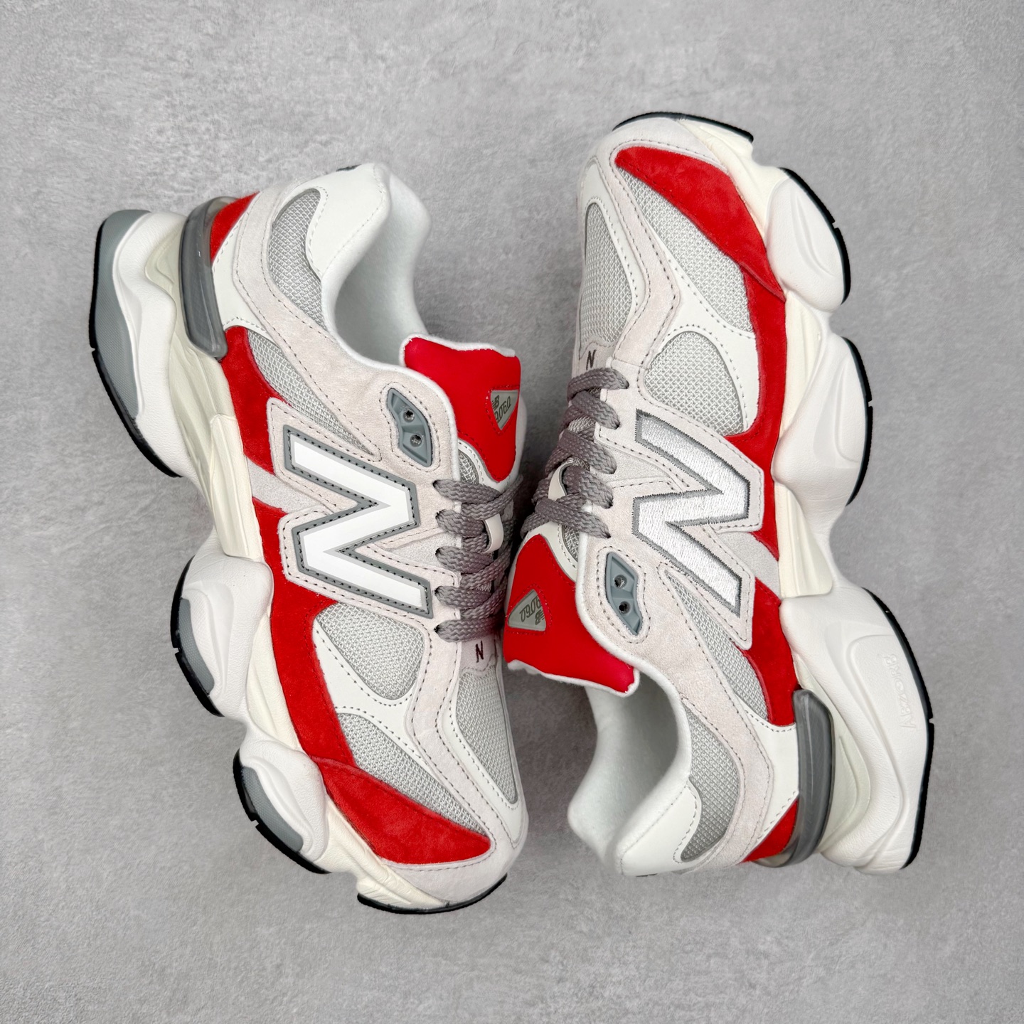 图片[3]-New Balance NB9060 复古运动鞋 新百伦又带来了新鞋型 并且是与芝加哥街头品牌 Joe Freshgoods 的联名款 鞋身主体采用了类似 990 系列的设计风格 与传统复古慢跑鞋区别不大 最大的变化就是鞋底部分 在传统设计的中底外层 增加了多个分区的模块 圆润的线条设计与我们熟悉的 New Balance 风格截然不同 但与同样充满弧形线条的鞋面搭配 看起来毫无违和感 尺码：36-45-选品中心