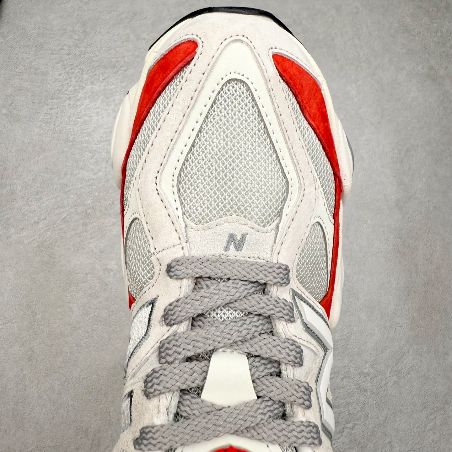 图片[4]-New Balance NB9060 复古运动鞋 新百伦又带来了新鞋型 并且是与芝加哥街头品牌 Joe Freshgoods 的联名款 鞋身主体采用了类似 990 系列的设计风格 与传统复古慢跑鞋区别不大 最大的变化就是鞋底部分 在传统设计的中底外层 增加了多个分区的模块 圆润的线条设计与我们熟悉的 New Balance 风格截然不同 但与同样充满弧形线条的鞋面搭配 看起来毫无违和感 尺码：36-45-选品中心