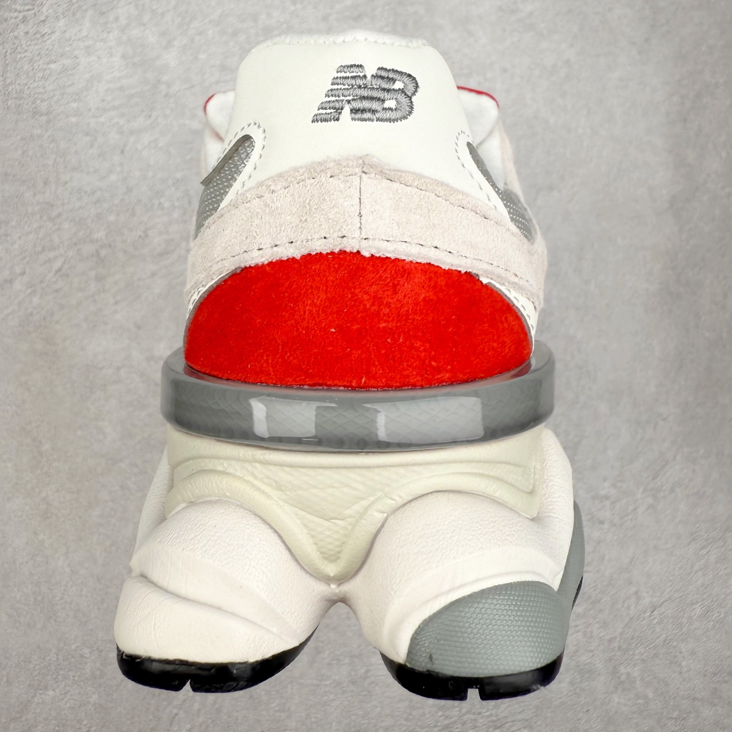 图片[8]-New Balance NB9060 复古运动鞋 新百伦又带来了新鞋型 并且是与芝加哥街头品牌 Joe Freshgoods 的联名款 鞋身主体采用了类似 990 系列的设计风格 与传统复古慢跑鞋区别不大 最大的变化就是鞋底部分 在传统设计的中底外层 增加了多个分区的模块 圆润的线条设计与我们熟悉的 New Balance 风格截然不同 但与同样充满弧形线条的鞋面搭配 看起来毫无违和感 尺码：36-45-选品中心