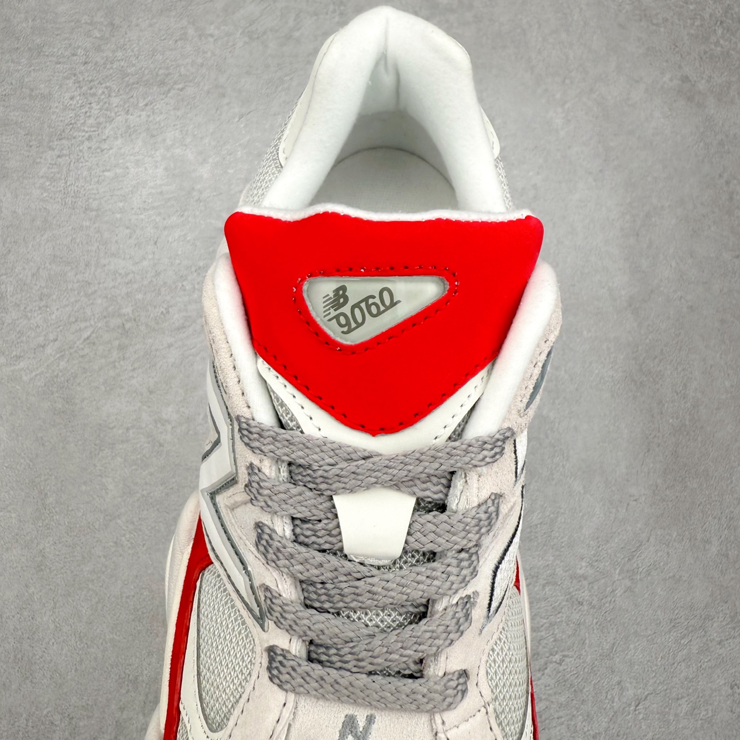 图片[5]-New Balance NB9060 复古运动鞋 新百伦又带来了新鞋型 并且是与芝加哥街头品牌 Joe Freshgoods 的联名款 鞋身主体采用了类似 990 系列的设计风格 与传统复古慢跑鞋区别不大 最大的变化就是鞋底部分 在传统设计的中底外层 增加了多个分区的模块 圆润的线条设计与我们熟悉的 New Balance 风格截然不同 但与同样充满弧形线条的鞋面搭配 看起来毫无违和感 尺码：36-45-选品中心