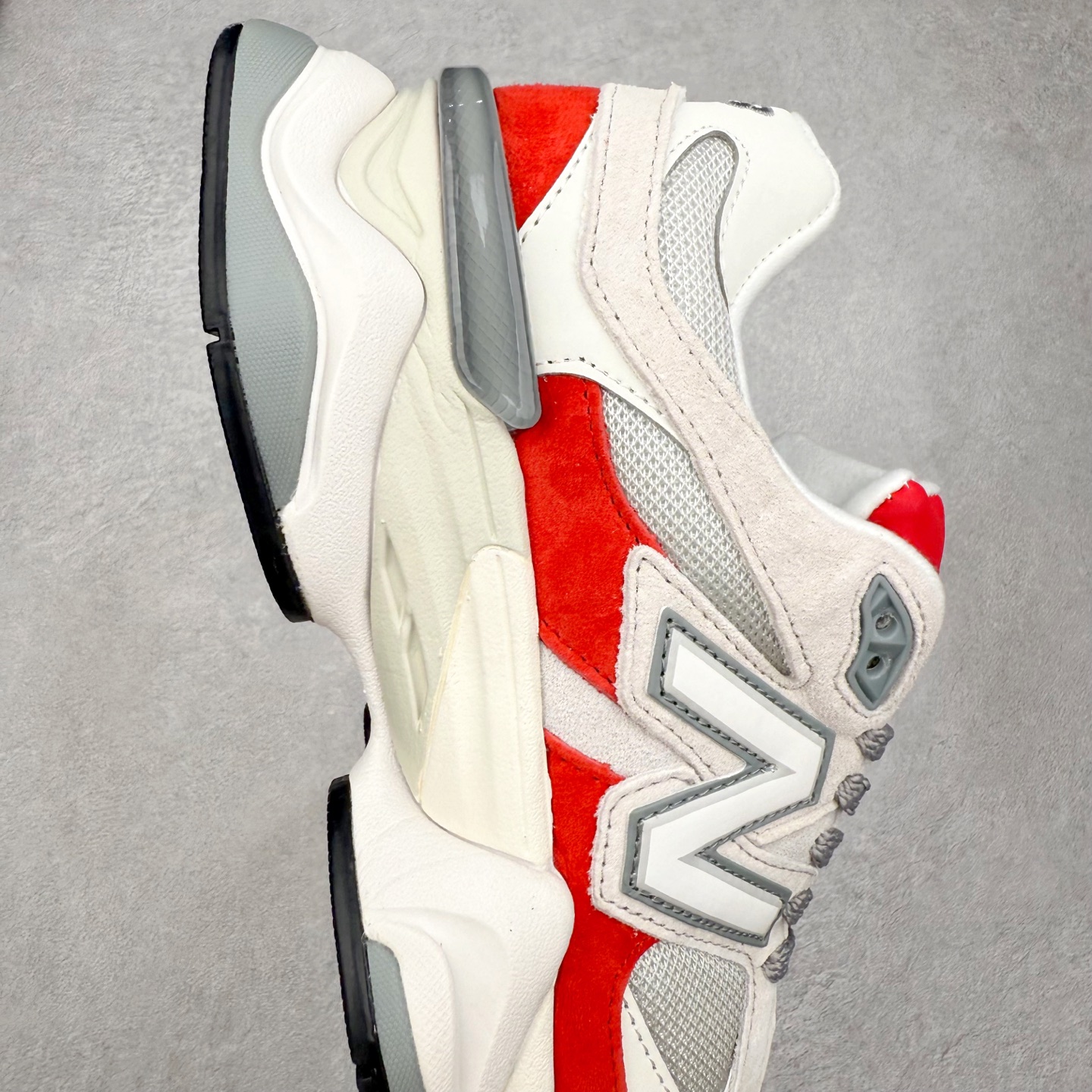 图片[6]-New Balance NB9060 复古运动鞋 新百伦又带来了新鞋型 并且是与芝加哥街头品牌 Joe Freshgoods 的联名款 鞋身主体采用了类似 990 系列的设计风格 与传统复古慢跑鞋区别不大 最大的变化就是鞋底部分 在传统设计的中底外层 增加了多个分区的模块 圆润的线条设计与我们熟悉的 New Balance 风格截然不同 但与同样充满弧形线条的鞋面搭配 看起来毫无违和感 尺码：36-45-选品中心