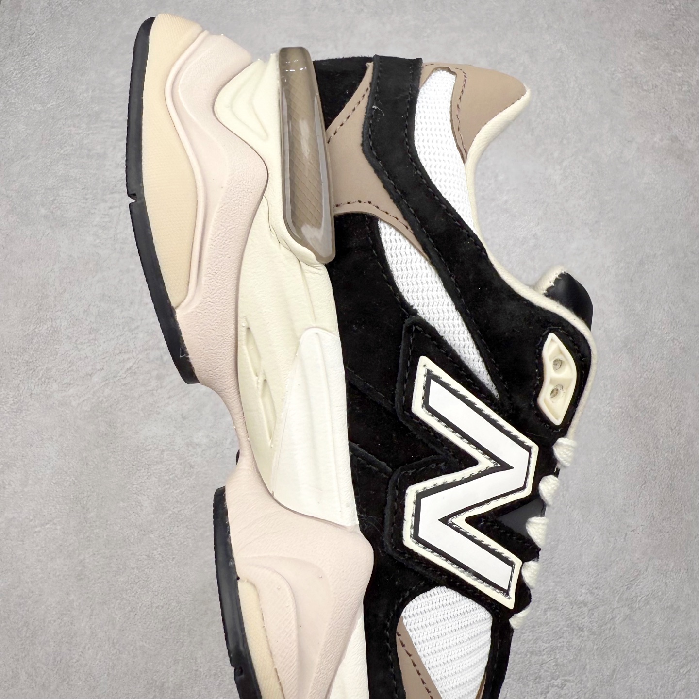 图片[6]-New Balance NB9060 复古运动鞋 新百伦又带来了新鞋型 并且是与芝加哥街头品牌 Joe Freshgoods 的联名款 鞋身主体采用了类似 990 系列的设计风格 与传统复古慢跑鞋区别不大 最大的变化就是鞋底部分 在传统设计的中底外层 增加了多个分区的模块 圆润的线条设计与我们熟悉的 New Balance 风格截然不同 但与同样充满弧形线条的鞋面搭配 看起来毫无违和感 尺码：36-45-选品中心