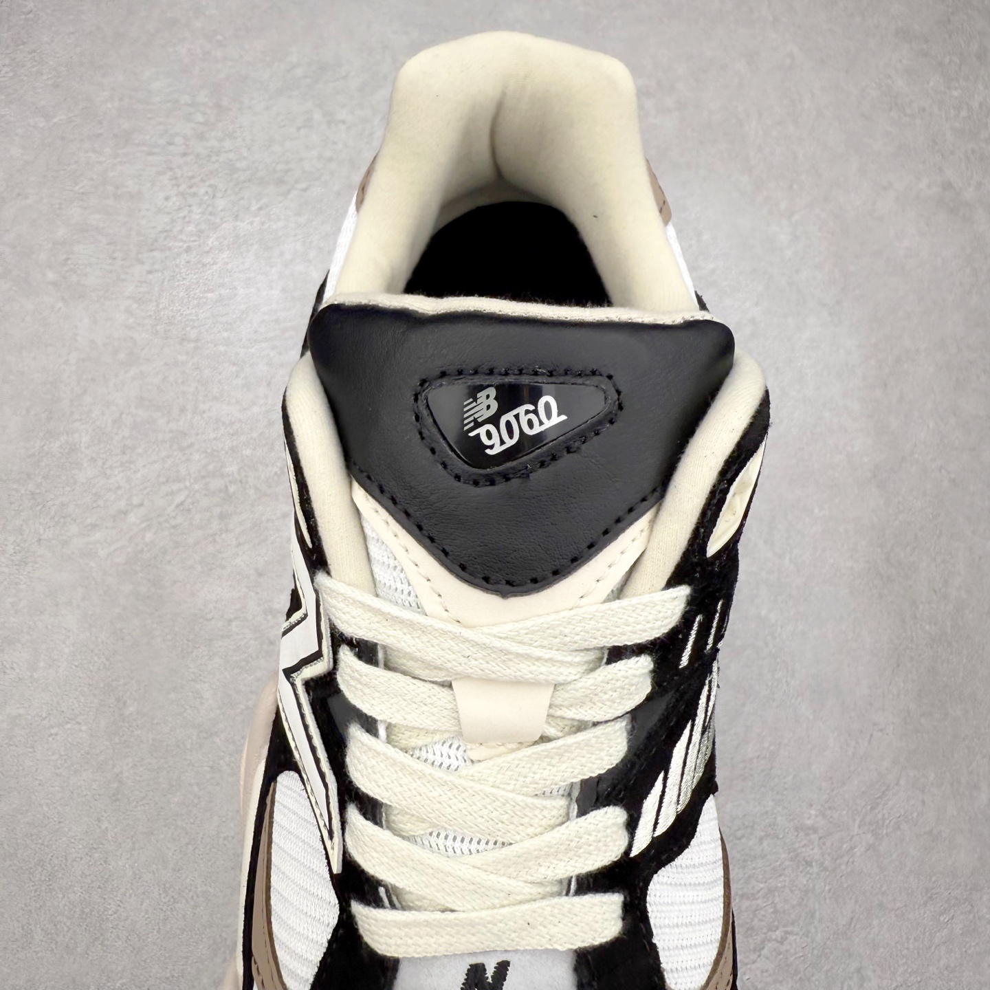 图片[5]-New Balance NB9060 复古运动鞋 新百伦又带来了新鞋型 并且是与芝加哥街头品牌 Joe Freshgoods 的联名款 鞋身主体采用了类似 990 系列的设计风格 与传统复古慢跑鞋区别不大 最大的变化就是鞋底部分 在传统设计的中底外层 增加了多个分区的模块 圆润的线条设计与我们熟悉的 New Balance 风格截然不同 但与同样充满弧形线条的鞋面搭配 看起来毫无违和感 尺码：36-45-选品中心