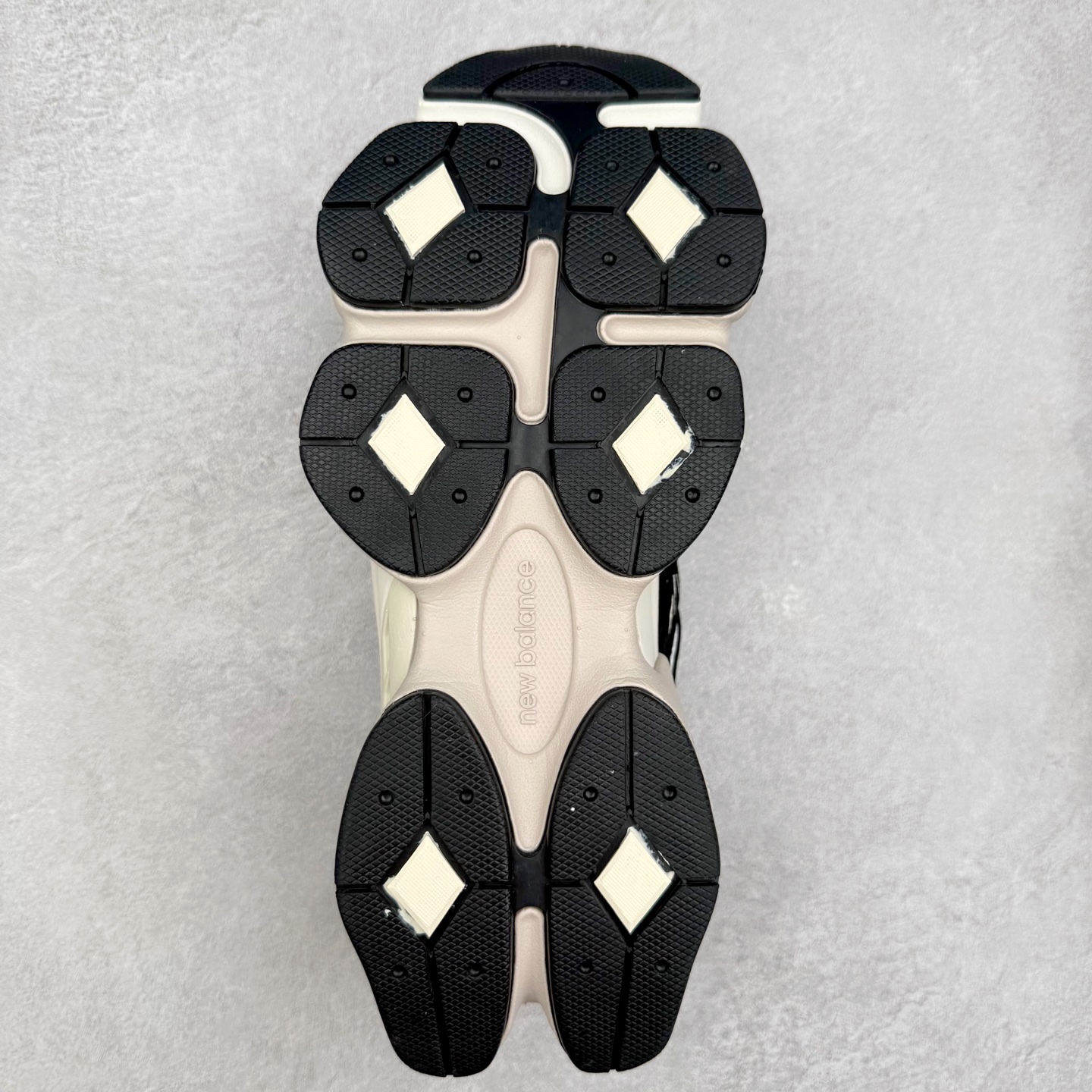 图片[9]-New Balance NB9060 复古运动鞋 新百伦又带来了新鞋型 并且是与芝加哥街头品牌 Joe Freshgoods 的联名款 鞋身主体采用了类似 990 系列的设计风格 与传统复古慢跑鞋区别不大 最大的变化就是鞋底部分 在传统设计的中底外层 增加了多个分区的模块 圆润的线条设计与我们熟悉的 New Balance 风格截然不同 但与同样充满弧形线条的鞋面搭配 看起来毫无违和感 尺码：36-45-选品中心