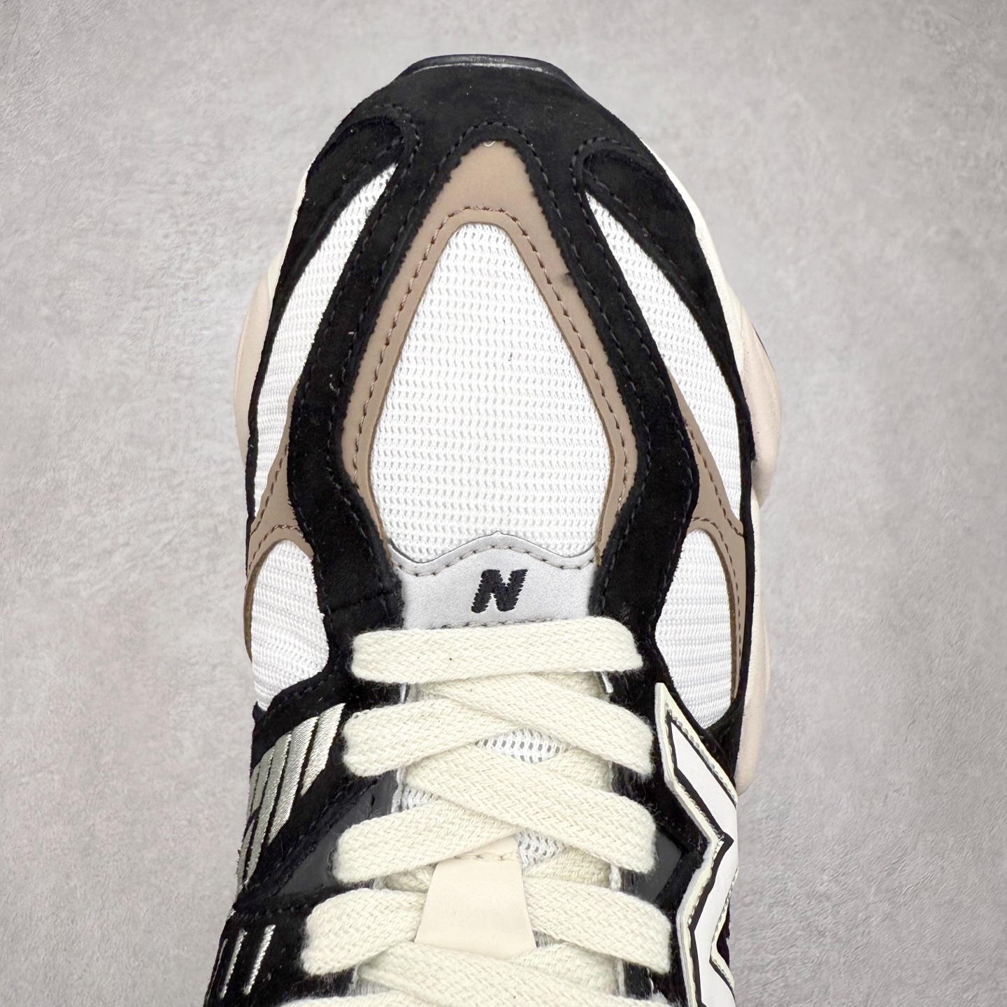 图片[4]-New Balance NB9060 复古运动鞋 新百伦又带来了新鞋型 并且是与芝加哥街头品牌 Joe Freshgoods 的联名款 鞋身主体采用了类似 990 系列的设计风格 与传统复古慢跑鞋区别不大 最大的变化就是鞋底部分 在传统设计的中底外层 增加了多个分区的模块 圆润的线条设计与我们熟悉的 New Balance 风格截然不同 但与同样充满弧形线条的鞋面搭配 看起来毫无违和感 尺码：36-45-选品中心