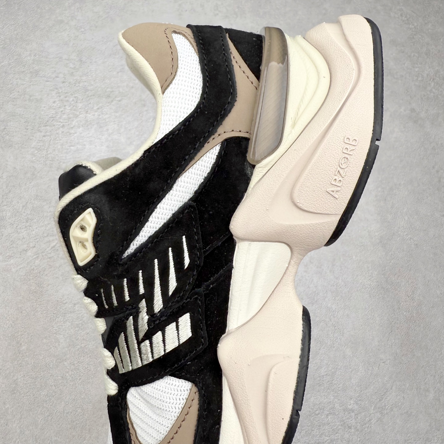 图片[7]-New Balance NB9060 复古运动鞋 新百伦又带来了新鞋型 并且是与芝加哥街头品牌 Joe Freshgoods 的联名款 鞋身主体采用了类似 990 系列的设计风格 与传统复古慢跑鞋区别不大 最大的变化就是鞋底部分 在传统设计的中底外层 增加了多个分区的模块 圆润的线条设计与我们熟悉的 New Balance 风格截然不同 但与同样充满弧形线条的鞋面搭配 看起来毫无违和感 尺码：36-45-选品中心