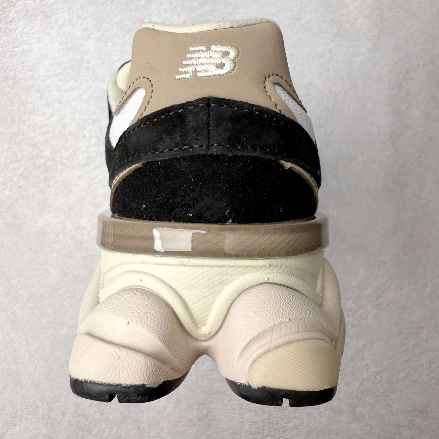 图片[8]-New Balance NB9060 复古运动鞋 新百伦又带来了新鞋型 并且是与芝加哥街头品牌 Joe Freshgoods 的联名款 鞋身主体采用了类似 990 系列的设计风格 与传统复古慢跑鞋区别不大 最大的变化就是鞋底部分 在传统设计的中底外层 增加了多个分区的模块 圆润的线条设计与我们熟悉的 New Balance 风格截然不同 但与同样充满弧形线条的鞋面搭配 看起来毫无违和感 尺码：36-45-选品中心