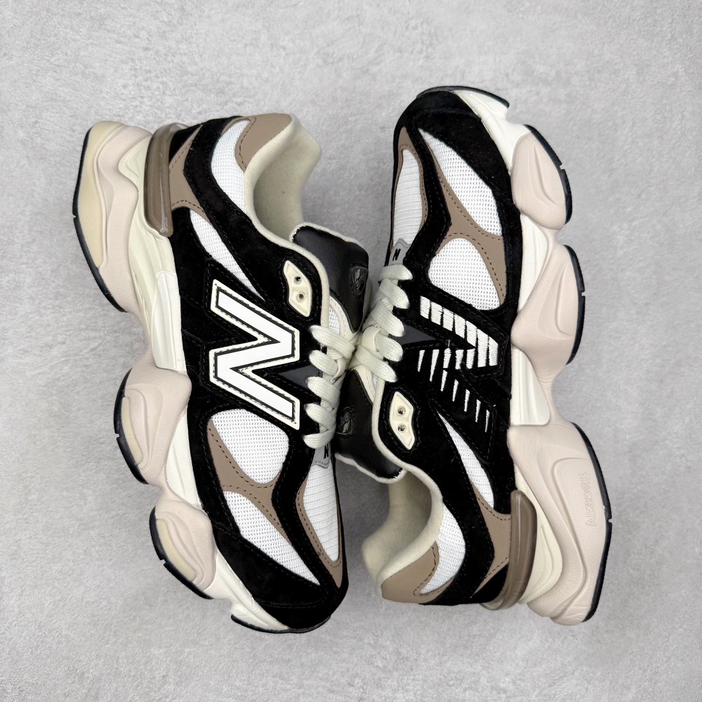 图片[3]-New Balance NB9060 复古运动鞋 新百伦又带来了新鞋型 并且是与芝加哥街头品牌 Joe Freshgoods 的联名款 鞋身主体采用了类似 990 系列的设计风格 与传统复古慢跑鞋区别不大 最大的变化就是鞋底部分 在传统设计的中底外层 增加了多个分区的模块 圆润的线条设计与我们熟悉的 New Balance 风格截然不同 但与同样充满弧形线条的鞋面搭配 看起来毫无违和感 尺码：36-45-选品中心