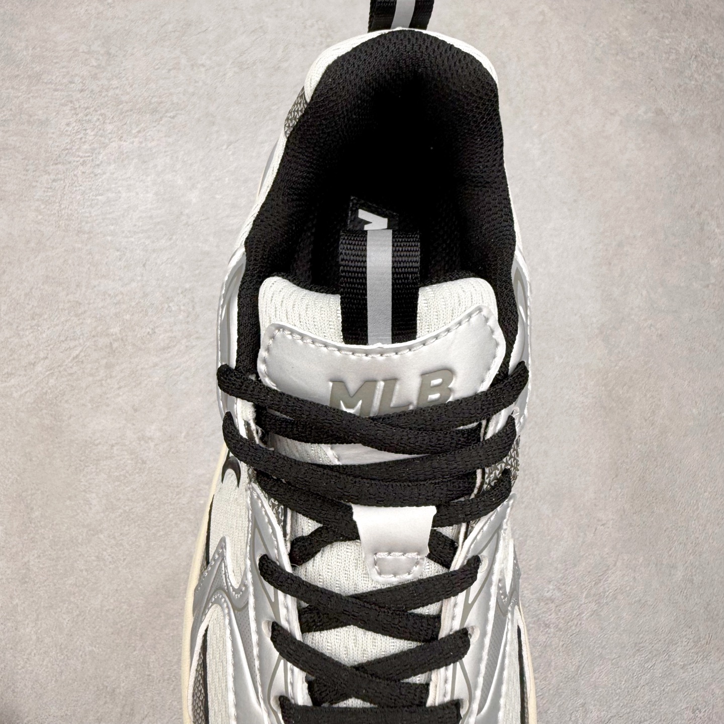 图片[5]-MLB New York Yankees Curve Runner 舒适百搭流浪鞋防滑耐磨低帮跑步鞋 Korea韩国联名NY美国榄球纽约洋基队限定 目前可过轻松秒过各类鉴定 能操作的私聊 韩国代购专供 左脚内置NFC感应 区别市面贴纸假芯片 MLB专用菱形双针中底布 重点细节中底布带注胶孔 原厂NFC感应吊牌 支持鉴定 一个两位数 原盒原标 全套原楦原纸板原厂数据开发 中韩文保养标贴 绿色防霉片 平台代购专供 独家一比一RB+MD组合大底 高频后跟小人Logo精准对位立体饱满 正确网布加超迁鞋面 转印中底走线紧密 转印Logo工艺表层防刮不掉色 尺码：35 36 36.5 37.5 38 38.5 39 40 40.5 41 42 42.5 43 44 44.5 45-选品中心