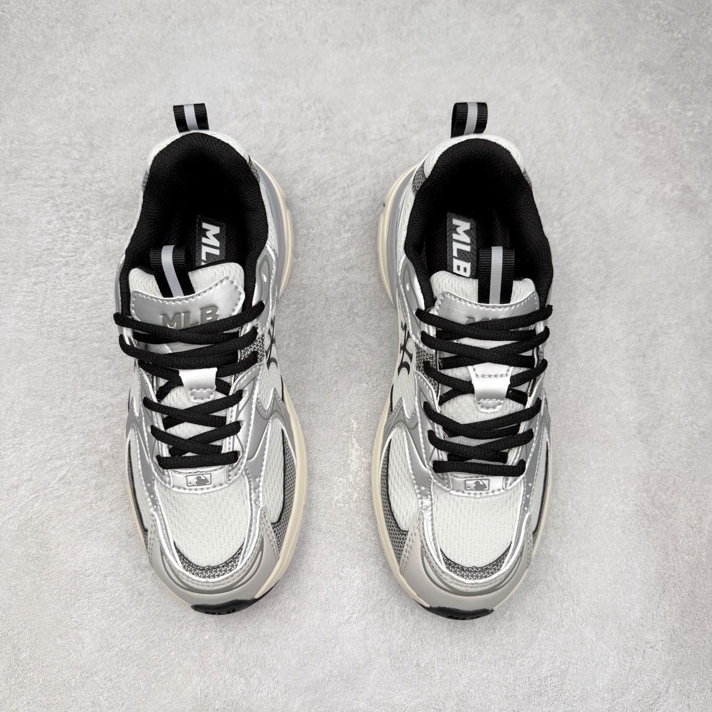 图片[2]-MLB New York Yankees Curve Runner 舒适百搭流浪鞋防滑耐磨低帮跑步鞋 Korea韩国联名NY美国榄球纽约洋基队限定 目前可过轻松秒过各类鉴定 能操作的私聊 韩国代购专供 左脚内置NFC感应 区别市面贴纸假芯片 MLB专用菱形双针中底布 重点细节中底布带注胶孔 原厂NFC感应吊牌 支持鉴定 一个两位数 原盒原标 全套原楦原纸板原厂数据开发 中韩文保养标贴 绿色防霉片 平台代购专供 独家一比一RB+MD组合大底 高频后跟小人Logo精准对位立体饱满 正确网布加超迁鞋面 转印中底走线紧密 转印Logo工艺表层防刮不掉色 尺码：35 36 36.5 37.5 38 38.5 39 40 40.5 41 42 42.5 43 44 44.5 45-选品中心