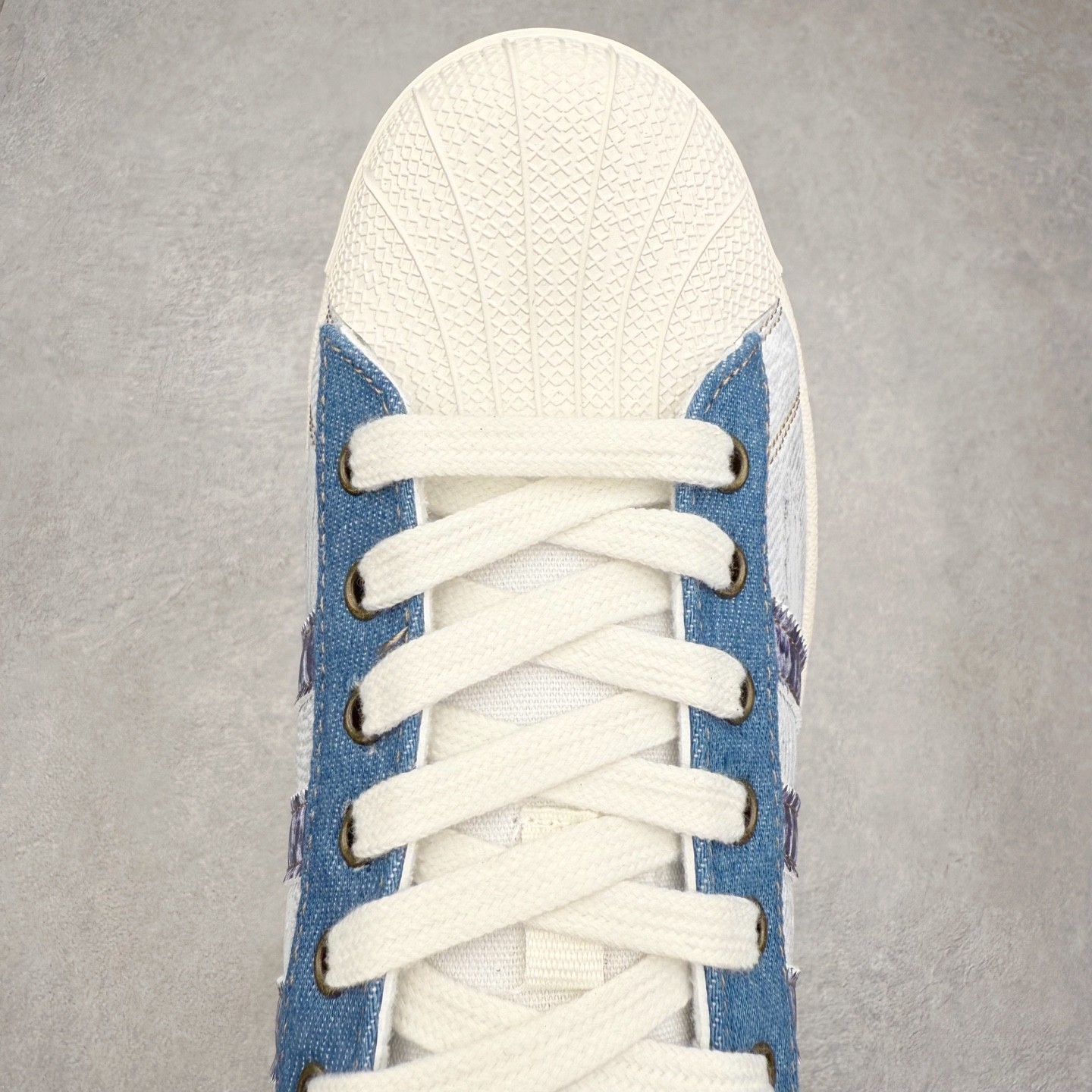 图片[4]-AD Originals Superstar 经典复古贝壳头板鞋 JS2488 诞生于1969年 是第一双将全皮面鞋 身与橡胶鞋头结合在一起的低帮篮球鞋 Superstar最开始 是作为高帮篮球鞋Pro Model的低帮版本而出现的 但因为其独特和醒目的橡胶鞋头造型而让大家熟知 被大家形象地称为\\\”shelltoe\\\”贝壳头 在70年代的美国职业篮球场上 接近3/4的NBA球员都将这双Superstar作为场上用鞋 80年代之后 经过不断的改良和发展 Superstar逐渐成为横跨时装、音乐、街头文化、休闲和运动等各大领域的时尚潮鞋 尺码：36 36.5 37 38 38.5 39 40 40.5 41 42 42.5 43 44 44.5 45-选品中心