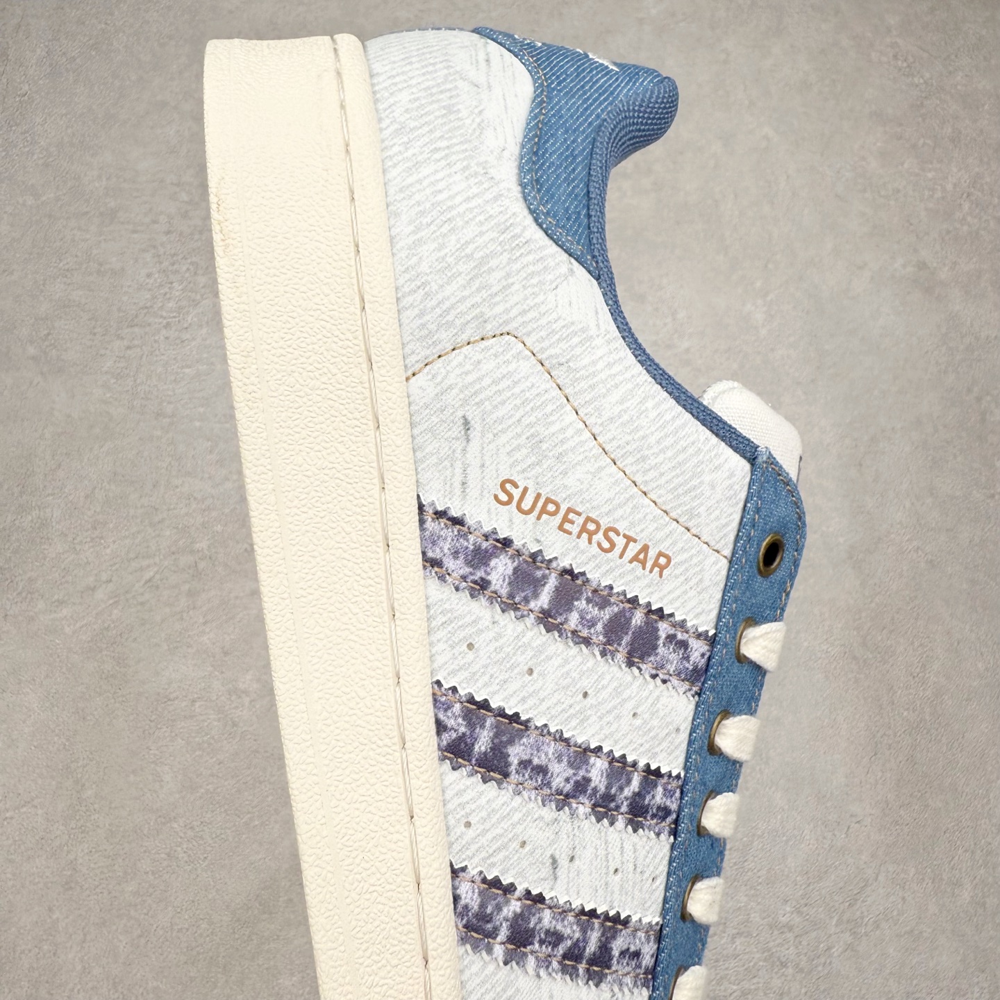 图片[6]-AD Originals Superstar 经典复古贝壳头板鞋 JS2488 诞生于1969年 是第一双将全皮面鞋 身与橡胶鞋头结合在一起的低帮篮球鞋 Superstar最开始 是作为高帮篮球鞋Pro Model的低帮版本而出现的 但因为其独特和醒目的橡胶鞋头造型而让大家熟知 被大家形象地称为\\\”shelltoe\\\”贝壳头 在70年代的美国职业篮球场上 接近3/4的NBA球员都将这双Superstar作为场上用鞋 80年代之后 经过不断的改良和发展 Superstar逐渐成为横跨时装、音乐、街头文化、休闲和运动等各大领域的时尚潮鞋 尺码：36 36.5 37 38 38.5 39 40 40.5 41 42 42.5 43 44 44.5 45-选品中心