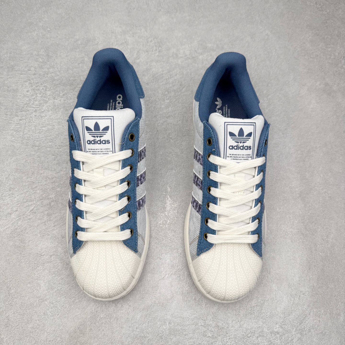 图片[2]-AD Originals Superstar 经典复古贝壳头板鞋 JS2488 诞生于1969年 是第一双将全皮面鞋 身与橡胶鞋头结合在一起的低帮篮球鞋 Superstar最开始 是作为高帮篮球鞋Pro Model的低帮版本而出现的 但因为其独特和醒目的橡胶鞋头造型而让大家熟知 被大家形象地称为\\\”shelltoe\\\”贝壳头 在70年代的美国职业篮球场上 接近3/4的NBA球员都将这双Superstar作为场上用鞋 80年代之后 经过不断的改良和发展 Superstar逐渐成为横跨时装、音乐、街头文化、休闲和运动等各大领域的时尚潮鞋 尺码：36 36.5 37 38 38.5 39 40 40.5 41 42 42.5 43 44 44.5 45-选品中心