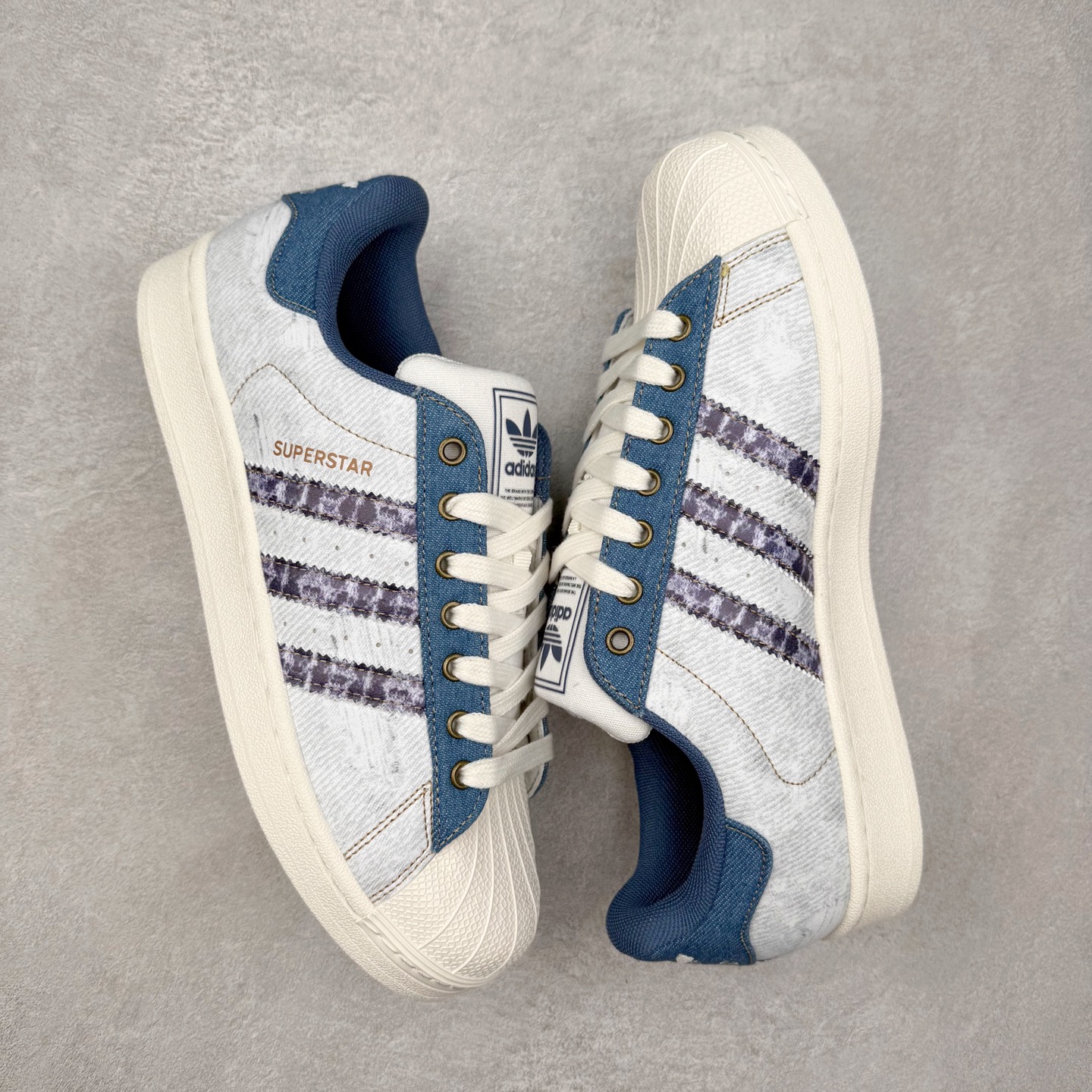 图片[3]-AD Originals Superstar 经典复古贝壳头板鞋 JS2488 诞生于1969年 是第一双将全皮面鞋 身与橡胶鞋头结合在一起的低帮篮球鞋 Superstar最开始 是作为高帮篮球鞋Pro Model的低帮版本而出现的 但因为其独特和醒目的橡胶鞋头造型而让大家熟知 被大家形象地称为\\\”shelltoe\\\”贝壳头 在70年代的美国职业篮球场上 接近3/4的NBA球员都将这双Superstar作为场上用鞋 80年代之后 经过不断的改良和发展 Superstar逐渐成为横跨时装、音乐、街头文化、休闲和运动等各大领域的时尚潮鞋 尺码：36 36.5 37 38 38.5 39 40 40.5 41 42 42.5 43 44 44.5 45-选品中心