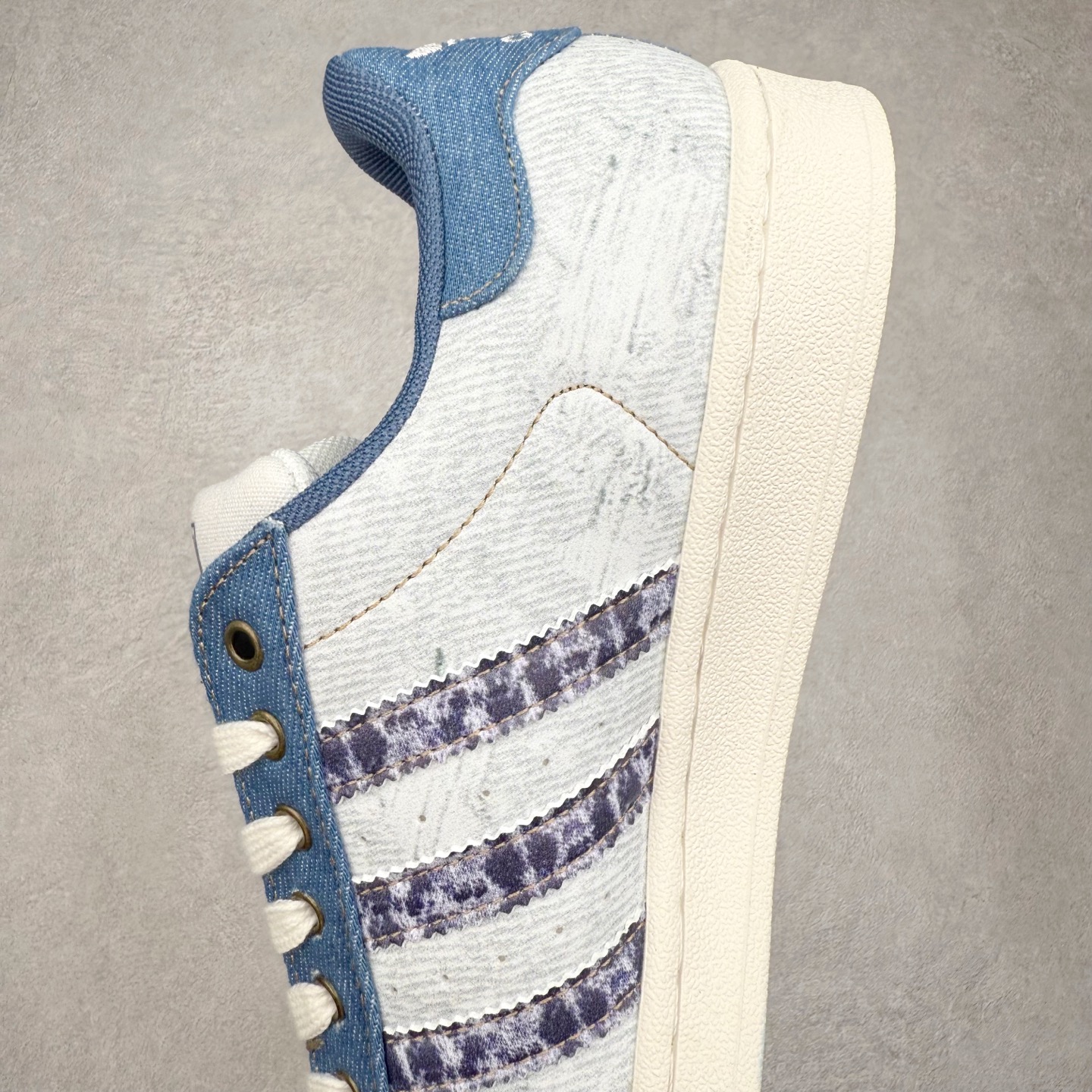 图片[7]-AD Originals Superstar 经典复古贝壳头板鞋 JS2488 诞生于1969年 是第一双将全皮面鞋 身与橡胶鞋头结合在一起的低帮篮球鞋 Superstar最开始 是作为高帮篮球鞋Pro Model的低帮版本而出现的 但因为其独特和醒目的橡胶鞋头造型而让大家熟知 被大家形象地称为\\\”shelltoe\\\”贝壳头 在70年代的美国职业篮球场上 接近3/4的NBA球员都将这双Superstar作为场上用鞋 80年代之后 经过不断的改良和发展 Superstar逐渐成为横跨时装、音乐、街头文化、休闲和运动等各大领域的时尚潮鞋 尺码：36 36.5 37 38 38.5 39 40 40.5 41 42 42.5 43 44 44.5 45-选品中心