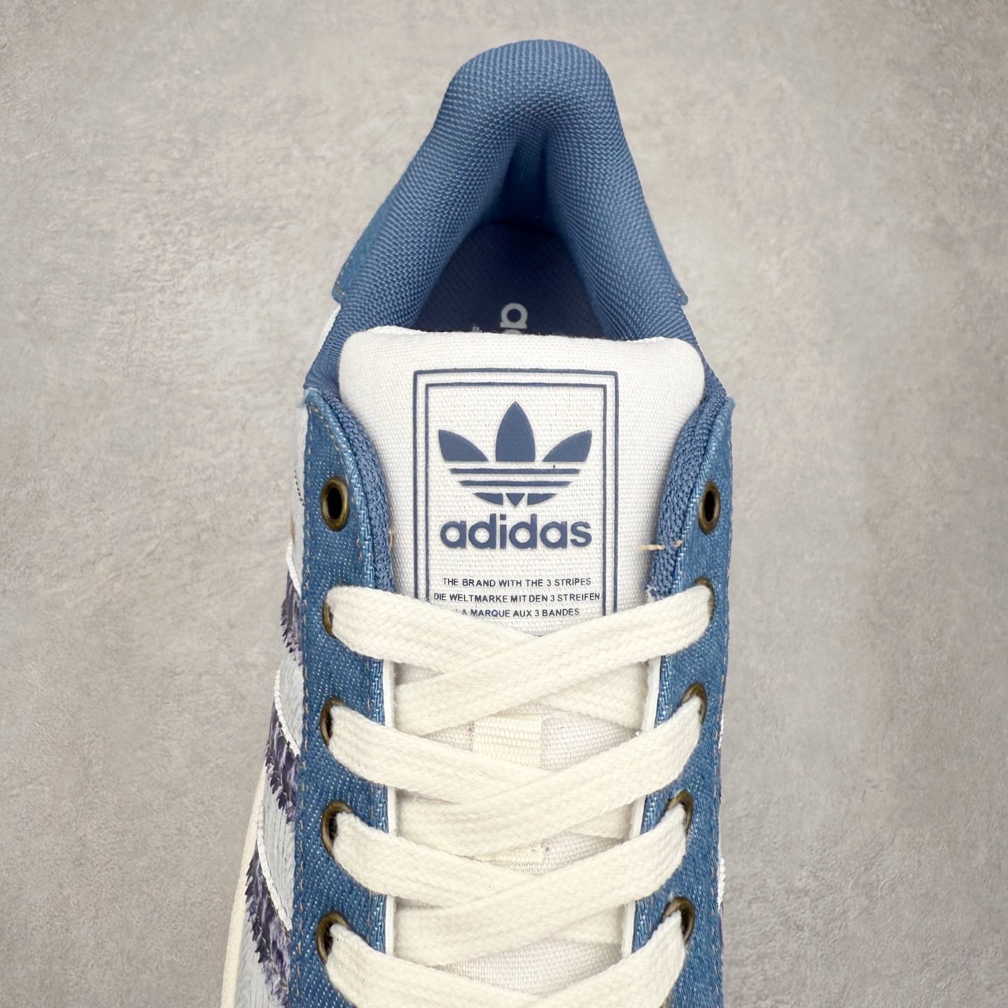 图片[5]-AD Originals Superstar 经典复古贝壳头板鞋 JS2488 诞生于1969年 是第一双将全皮面鞋 身与橡胶鞋头结合在一起的低帮篮球鞋 Superstar最开始 是作为高帮篮球鞋Pro Model的低帮版本而出现的 但因为其独特和醒目的橡胶鞋头造型而让大家熟知 被大家形象地称为\\\”shelltoe\\\”贝壳头 在70年代的美国职业篮球场上 接近3/4的NBA球员都将这双Superstar作为场上用鞋 80年代之后 经过不断的改良和发展 Superstar逐渐成为横跨时装、音乐、街头文化、休闲和运动等各大领域的时尚潮鞋 尺码：36 36.5 37 38 38.5 39 40 40.5 41 42 42.5 43 44 44.5 45-选品中心