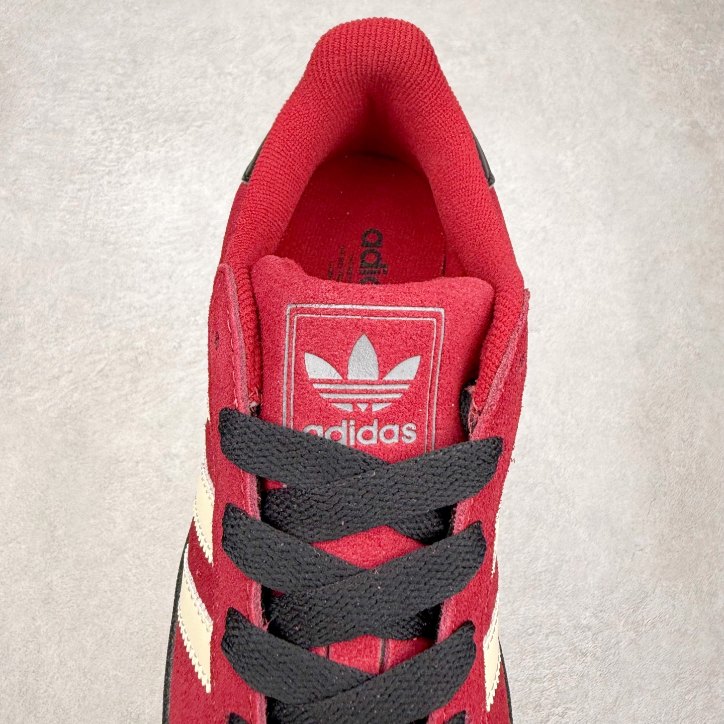 图片[5]-AD Originals Superstar 经典复古贝壳头板鞋 JQ3220 诞生于1969年 是第一双将全皮面鞋 身与橡胶鞋头结合在一起的低帮篮球鞋 Superstar最开始 是作为高帮篮球鞋Pro Model的低帮版本而出现的 但因为其独特和醒目的橡胶鞋头造型而让大家熟知 被大家形象地称为\\\”shelltoe\\\”贝壳头 在70年代的美国职业篮球场上 接近3/4的NBA球员都将这双Superstar作为场上用鞋 80年代之后 经过不断的改良和发展 Superstar逐渐成为横跨时装、音乐、街头文化、休闲和运动等各大领域的时尚潮鞋 尺码：36 36.5 37 38 38.5 39 40 40.5 41 42 42.5 43 44 44.5 45-选品中心