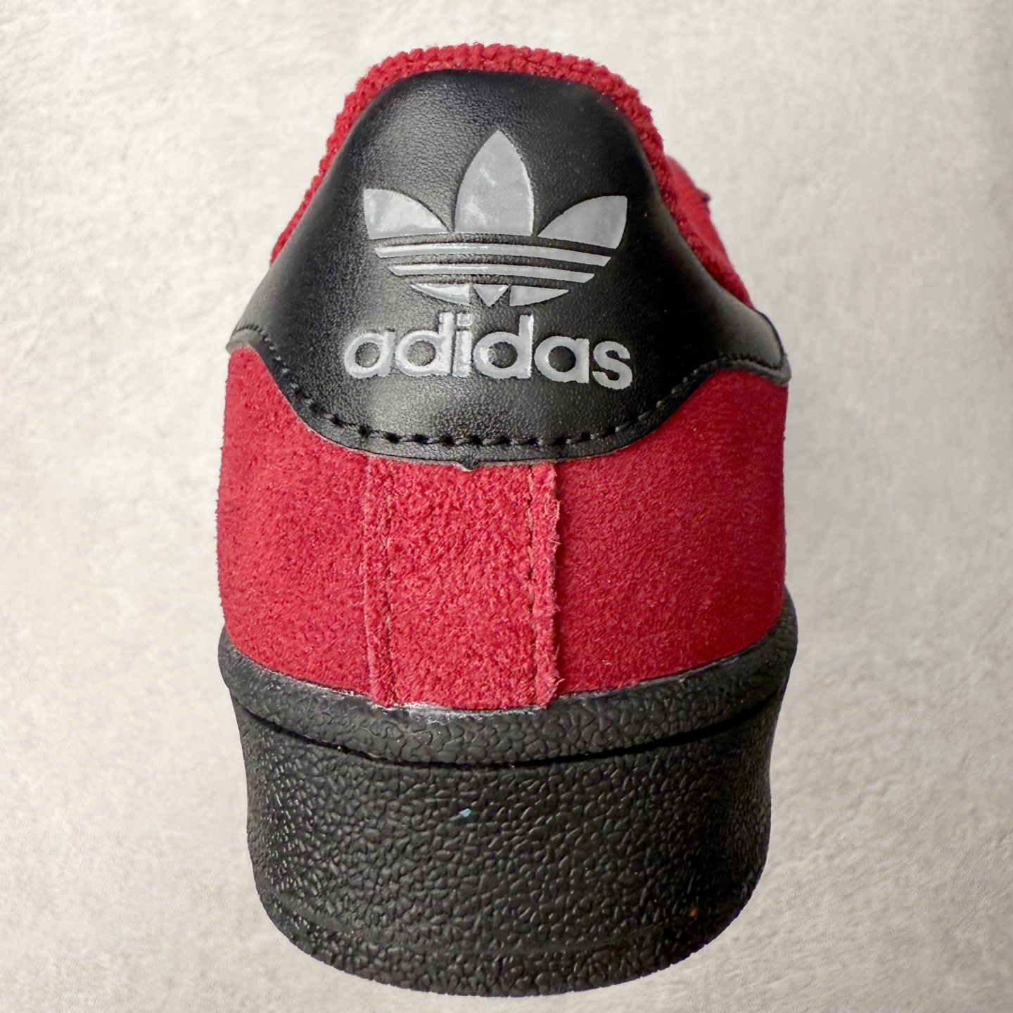 图片[8]-AD Originals Superstar 经典复古贝壳头板鞋 JQ3220 诞生于1969年 是第一双将全皮面鞋 身与橡胶鞋头结合在一起的低帮篮球鞋 Superstar最开始 是作为高帮篮球鞋Pro Model的低帮版本而出现的 但因为其独特和醒目的橡胶鞋头造型而让大家熟知 被大家形象地称为\\\”shelltoe\\\”贝壳头 在70年代的美国职业篮球场上 接近3/4的NBA球员都将这双Superstar作为场上用鞋 80年代之后 经过不断的改良和发展 Superstar逐渐成为横跨时装、音乐、街头文化、休闲和运动等各大领域的时尚潮鞋 尺码：36 36.5 37 38 38.5 39 40 40.5 41 42 42.5 43 44 44.5 45-选品中心