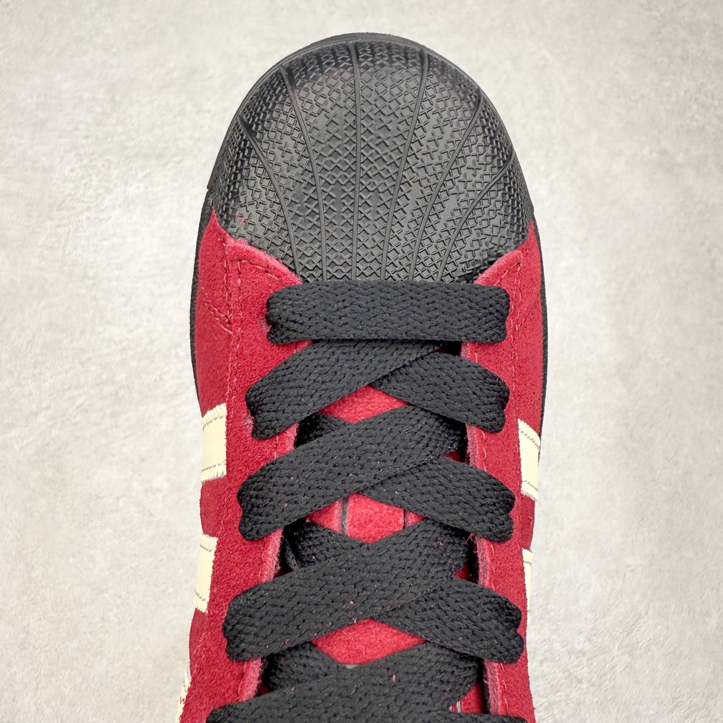 图片[4]-AD Originals Superstar 经典复古贝壳头板鞋 JQ3220 诞生于1969年 是第一双将全皮面鞋 身与橡胶鞋头结合在一起的低帮篮球鞋 Superstar最开始 是作为高帮篮球鞋Pro Model的低帮版本而出现的 但因为其独特和醒目的橡胶鞋头造型而让大家熟知 被大家形象地称为\\\”shelltoe\\\”贝壳头 在70年代的美国职业篮球场上 接近3/4的NBA球员都将这双Superstar作为场上用鞋 80年代之后 经过不断的改良和发展 Superstar逐渐成为横跨时装、音乐、街头文化、休闲和运动等各大领域的时尚潮鞋 尺码：36 36.5 37 38 38.5 39 40 40.5 41 42 42.5 43 44 44.5 45-选品中心