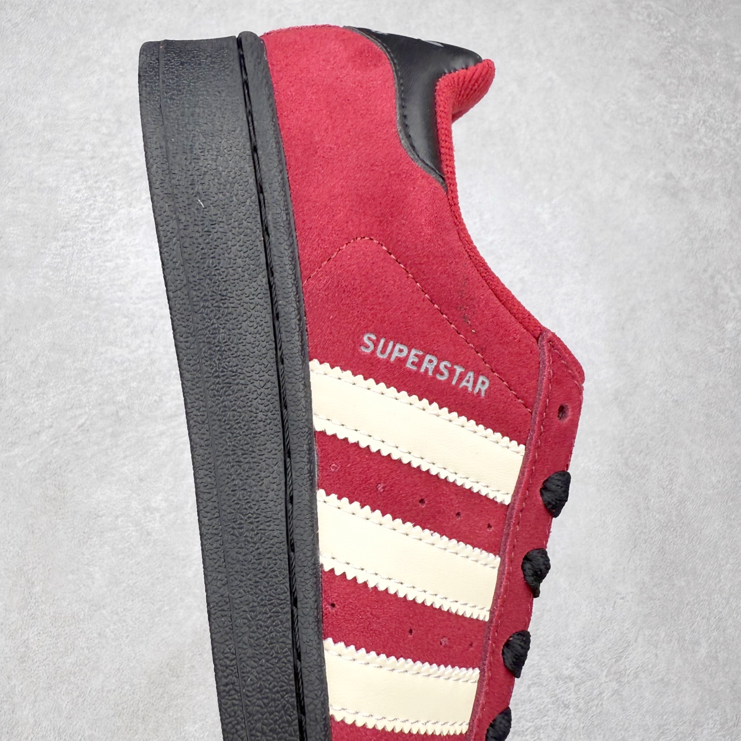图片[6]-AD Originals Superstar 经典复古贝壳头板鞋 JQ3220 诞生于1969年 是第一双将全皮面鞋 身与橡胶鞋头结合在一起的低帮篮球鞋 Superstar最开始 是作为高帮篮球鞋Pro Model的低帮版本而出现的 但因为其独特和醒目的橡胶鞋头造型而让大家熟知 被大家形象地称为\\\”shelltoe\\\”贝壳头 在70年代的美国职业篮球场上 接近3/4的NBA球员都将这双Superstar作为场上用鞋 80年代之后 经过不断的改良和发展 Superstar逐渐成为横跨时装、音乐、街头文化、休闲和运动等各大领域的时尚潮鞋 尺码：36 36.5 37 38 38.5 39 40 40.5 41 42 42.5 43 44 44.5 45-选品中心