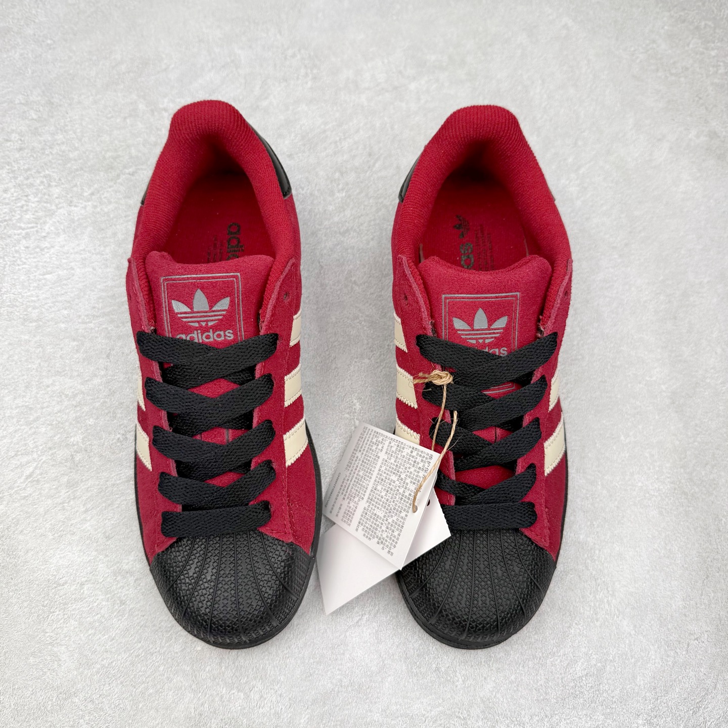 图片[2]-AD Originals Superstar 经典复古贝壳头板鞋 JQ3220 诞生于1969年 是第一双将全皮面鞋 身与橡胶鞋头结合在一起的低帮篮球鞋 Superstar最开始 是作为高帮篮球鞋Pro Model的低帮版本而出现的 但因为其独特和醒目的橡胶鞋头造型而让大家熟知 被大家形象地称为\\\”shelltoe\\\”贝壳头 在70年代的美国职业篮球场上 接近3/4的NBA球员都将这双Superstar作为场上用鞋 80年代之后 经过不断的改良和发展 Superstar逐渐成为横跨时装、音乐、街头文化、休闲和运动等各大领域的时尚潮鞋 尺码：36 36.5 37 38 38.5 39 40 40.5 41 42 42.5 43 44 44.5 45-选品中心