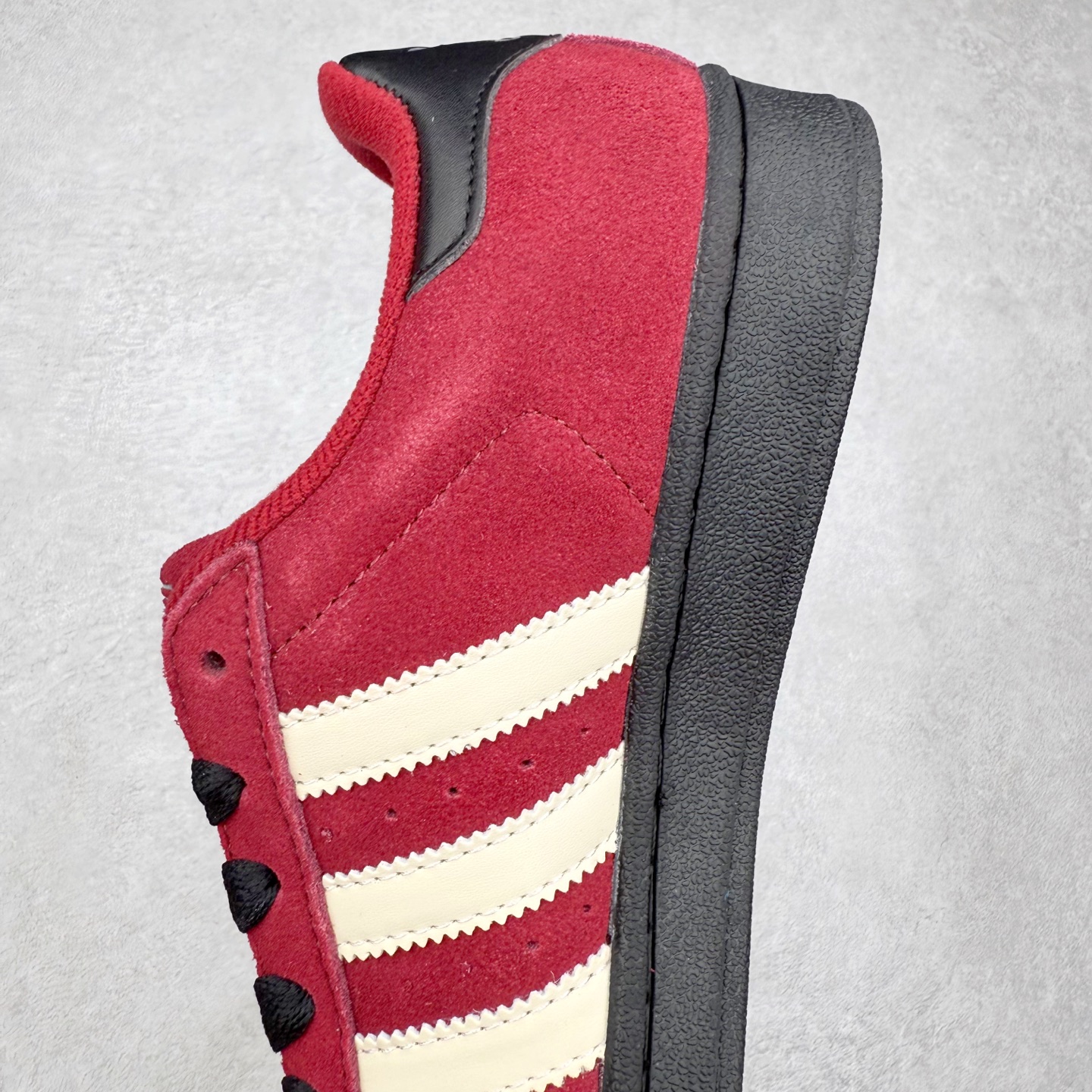 图片[7]-AD Originals Superstar 经典复古贝壳头板鞋 JQ3220 诞生于1969年 是第一双将全皮面鞋 身与橡胶鞋头结合在一起的低帮篮球鞋 Superstar最开始 是作为高帮篮球鞋Pro Model的低帮版本而出现的 但因为其独特和醒目的橡胶鞋头造型而让大家熟知 被大家形象地称为\\\”shelltoe\\\”贝壳头 在70年代的美国职业篮球场上 接近3/4的NBA球员都将这双Superstar作为场上用鞋 80年代之后 经过不断的改良和发展 Superstar逐渐成为横跨时装、音乐、街头文化、休闲和运动等各大领域的时尚潮鞋 尺码：36 36.5 37 38 38.5 39 40 40.5 41 42 42.5 43 44 44.5 45-选品中心